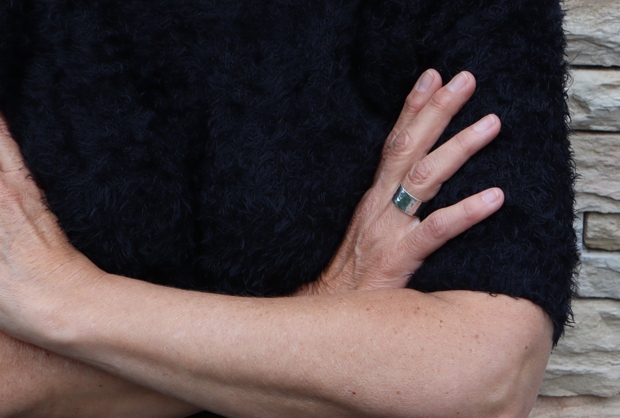 Geschmiedeter klassischer Bandring aus Silber für Damen und Herren mit glänzend gehämmerter Oberfläche.