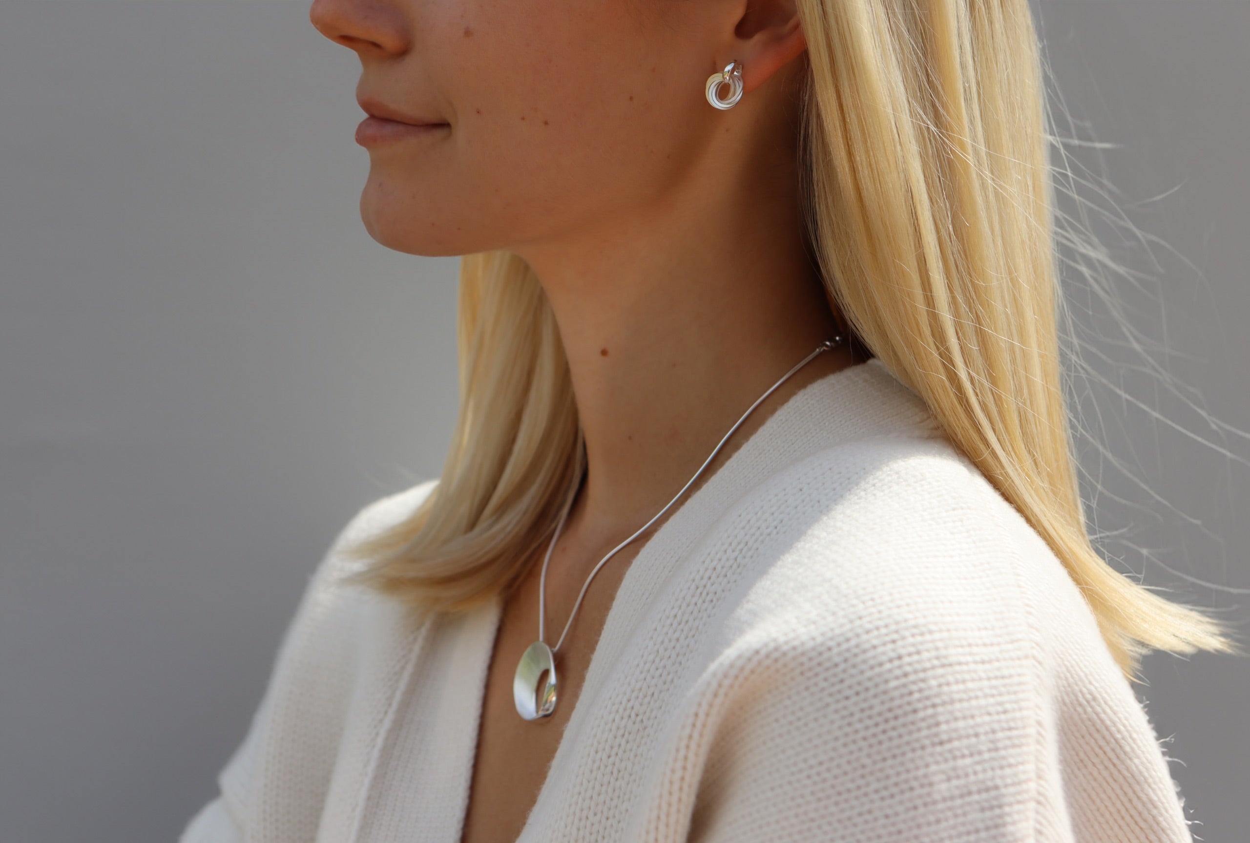 Ohrstecker für Damen aus Silber, die aus jeweils sechs beweglichen einzelnen Ringen bestehen.
