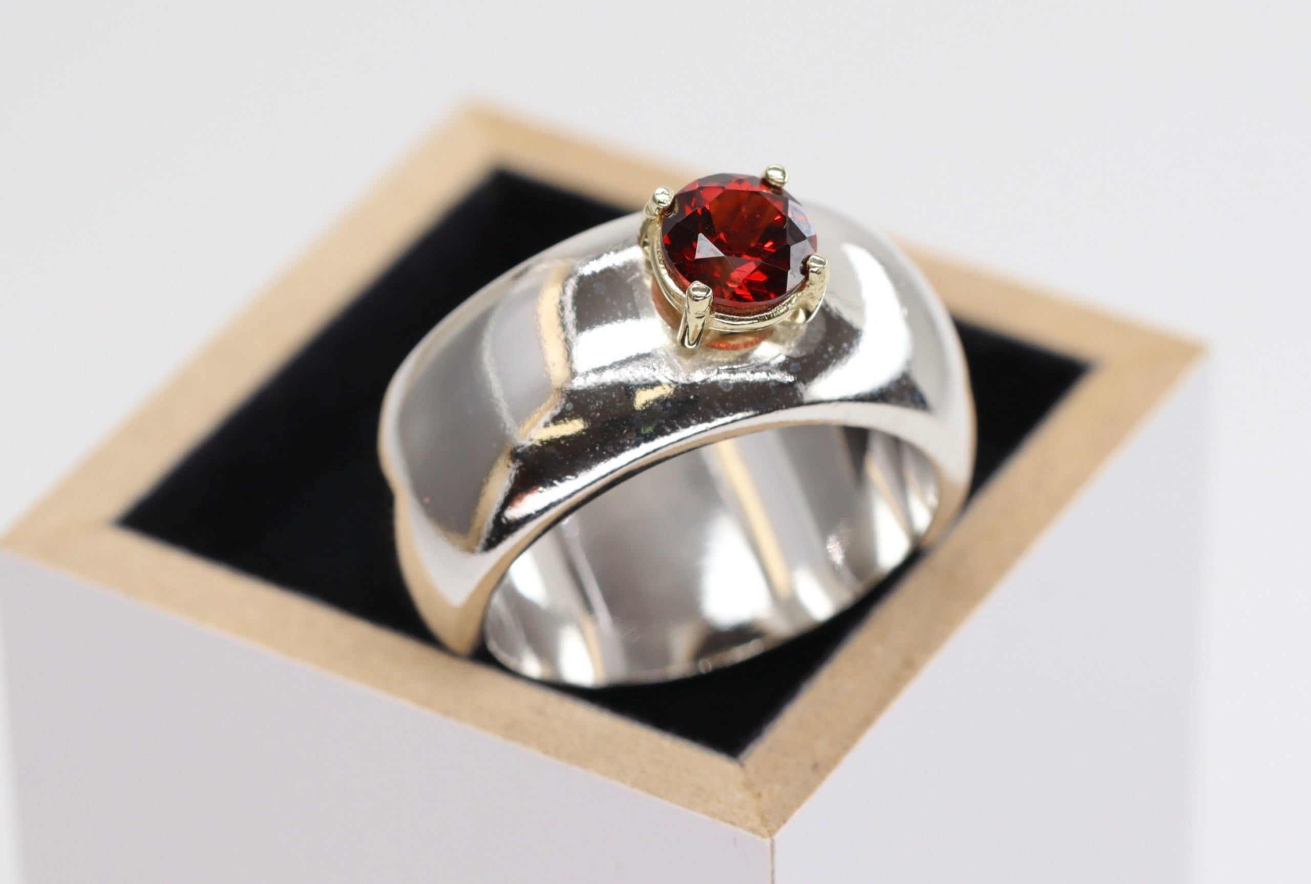 Ring mit rotem Granat - Gr. 58