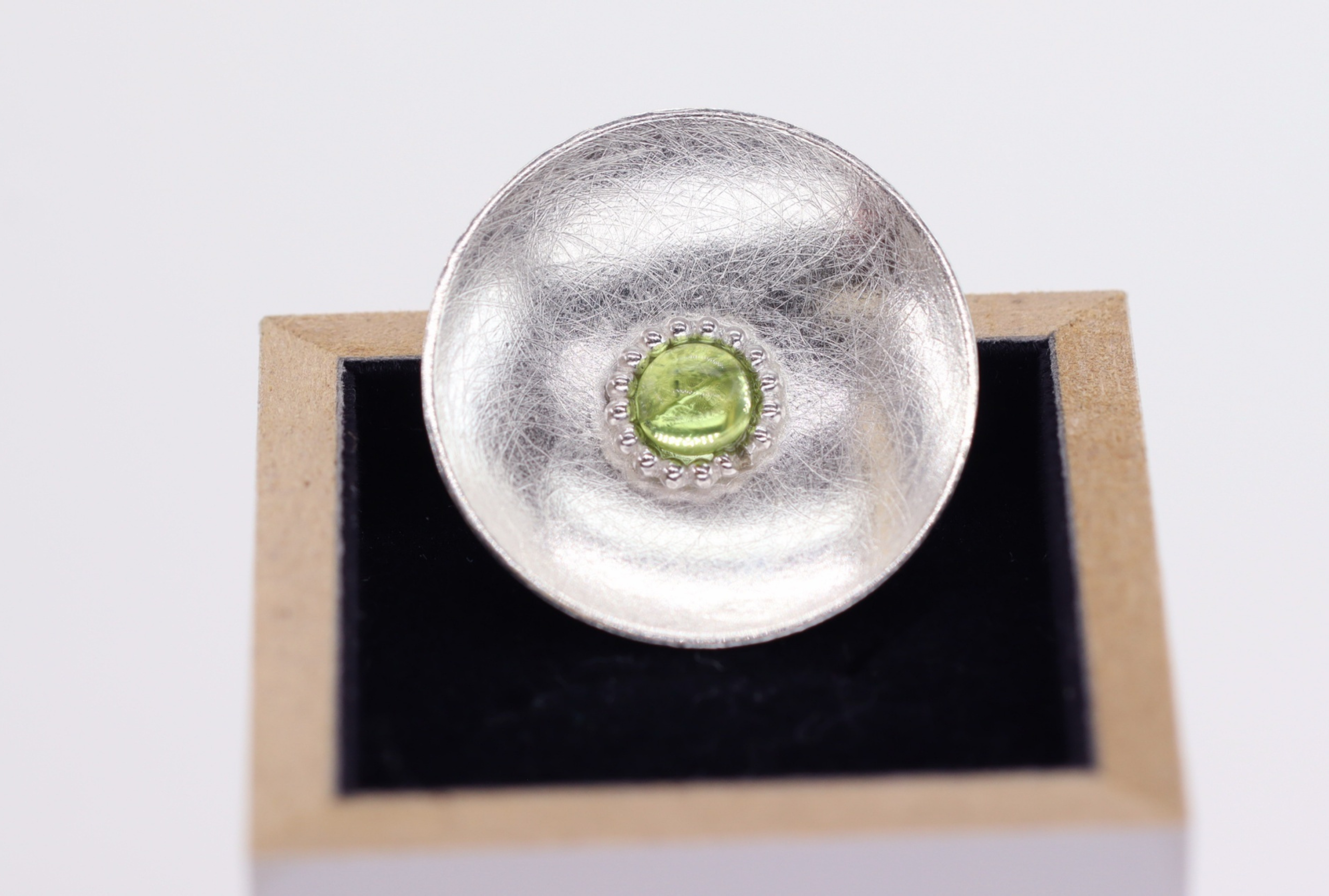 Gebürsteter Schalenanhänger mit gefasstem Peridot