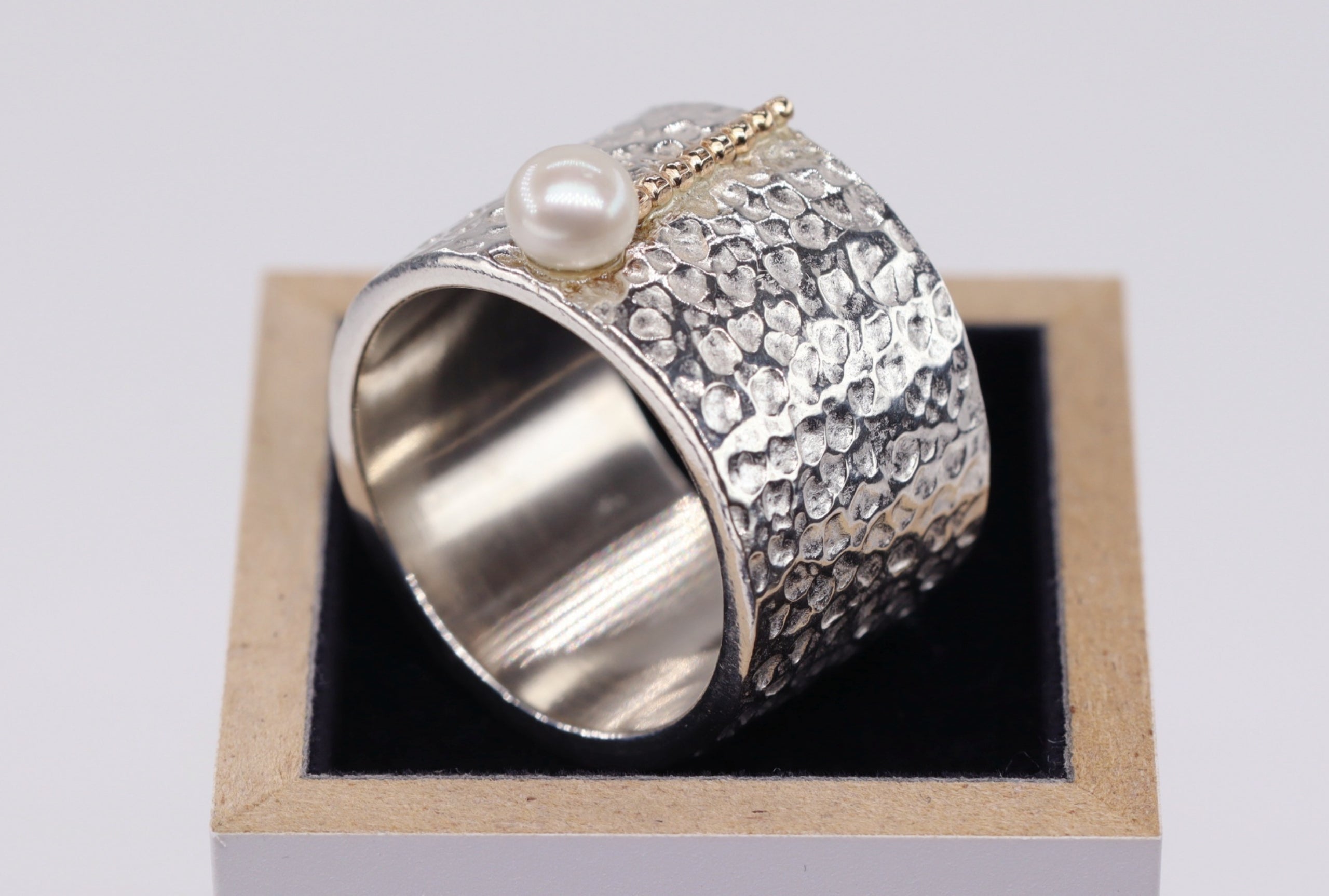 Gehämmerter Ring mit Goldperldraht und kleiner Süßwasserperle - Gr. 60