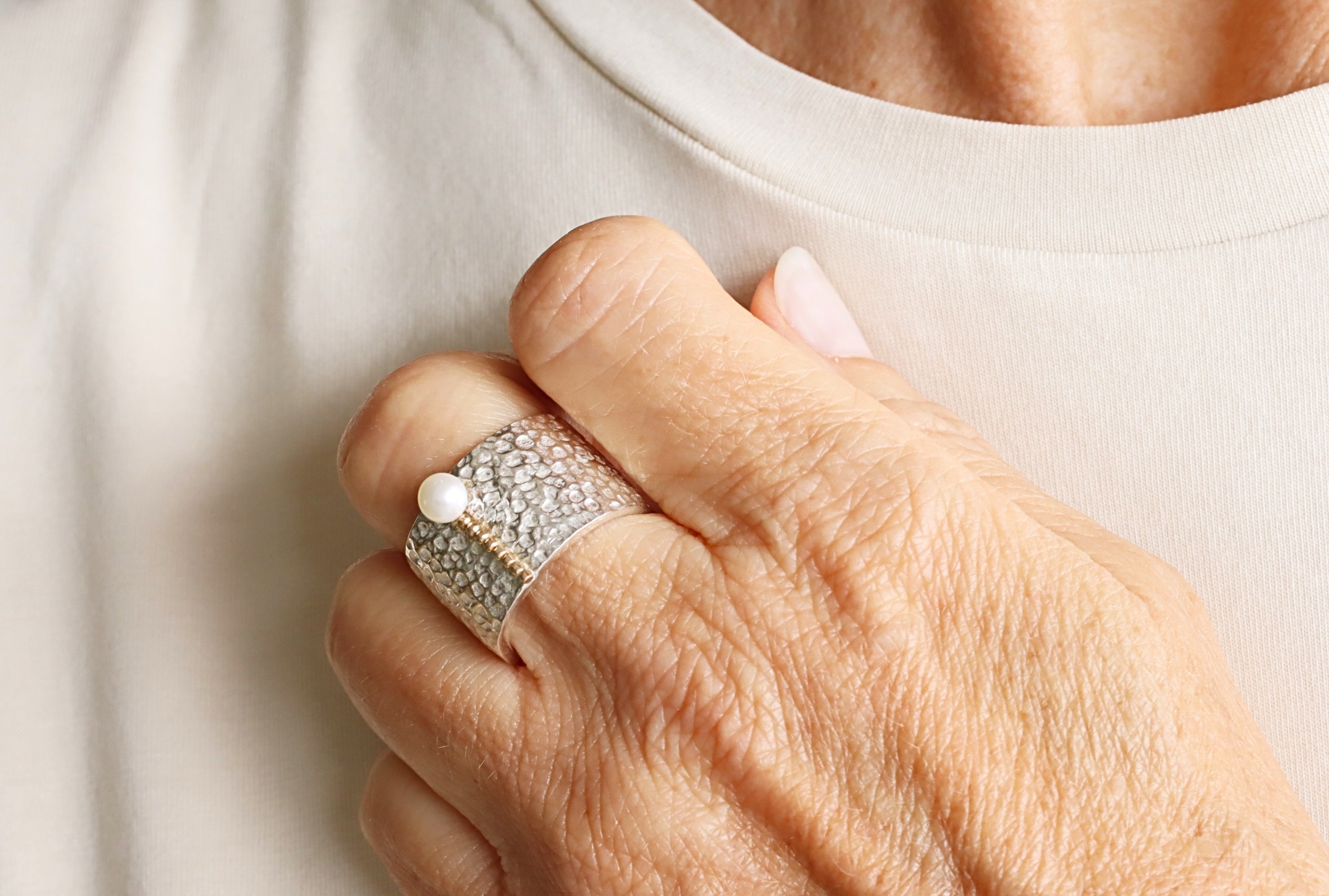 Gehämmerter Ring mit Goldperldraht und kleiner Süßwasserperle - Gr. 60