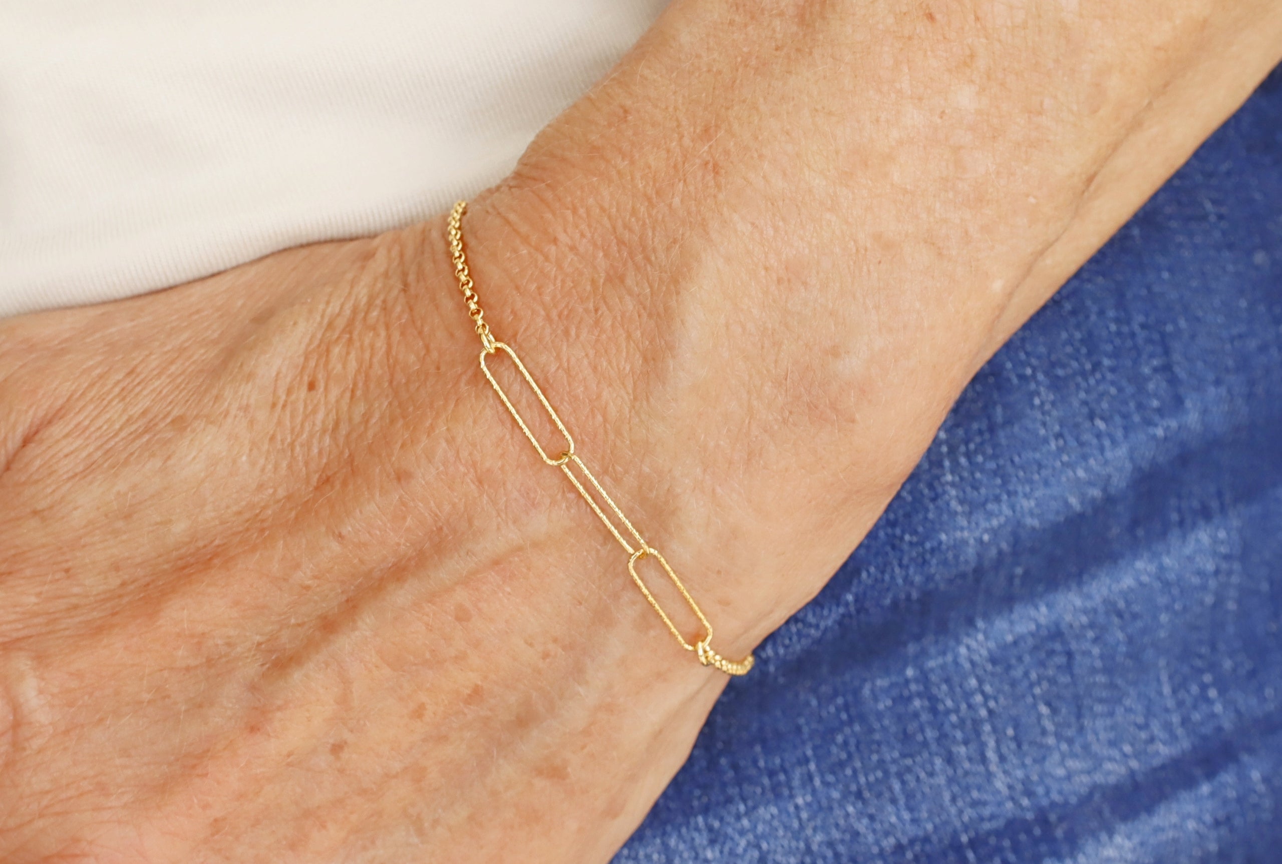 Feines Armband mit diamantierten Paperclip-Elementen vergoldet