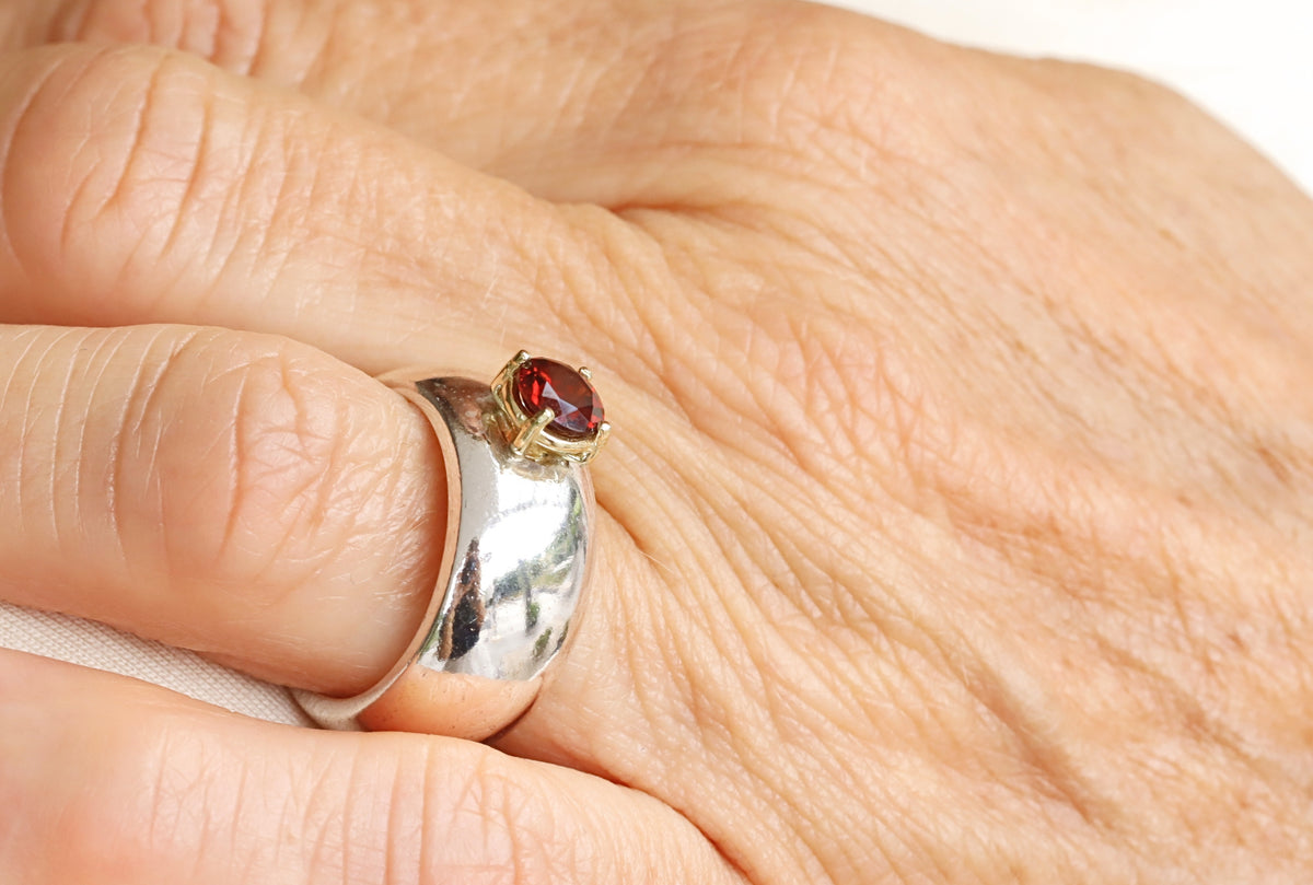 Ring mit rotem Granat - Gr. 58