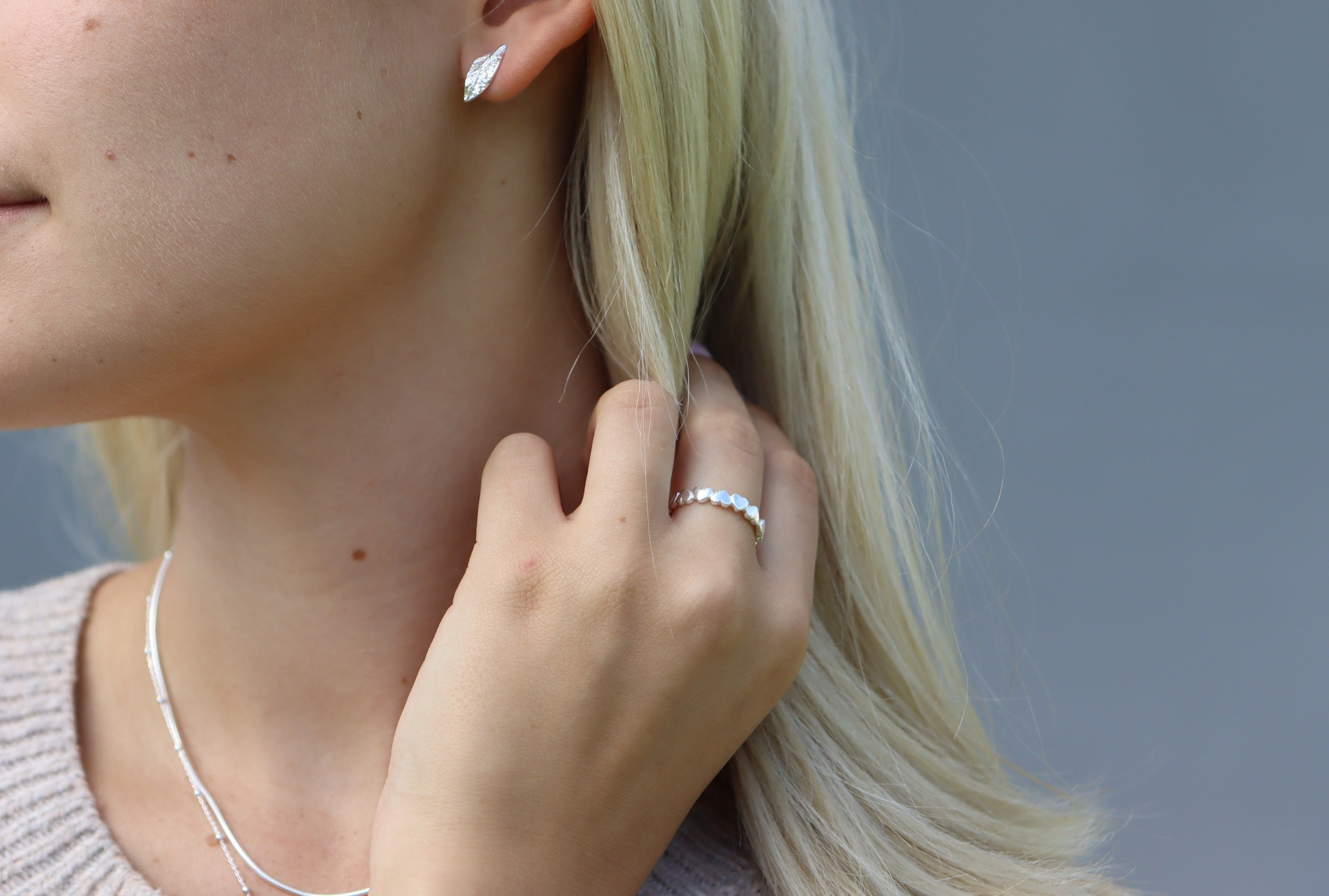 Ein Paar Ohrstecker aus Silber für Damen in Form eines fein modellierten Blattes.