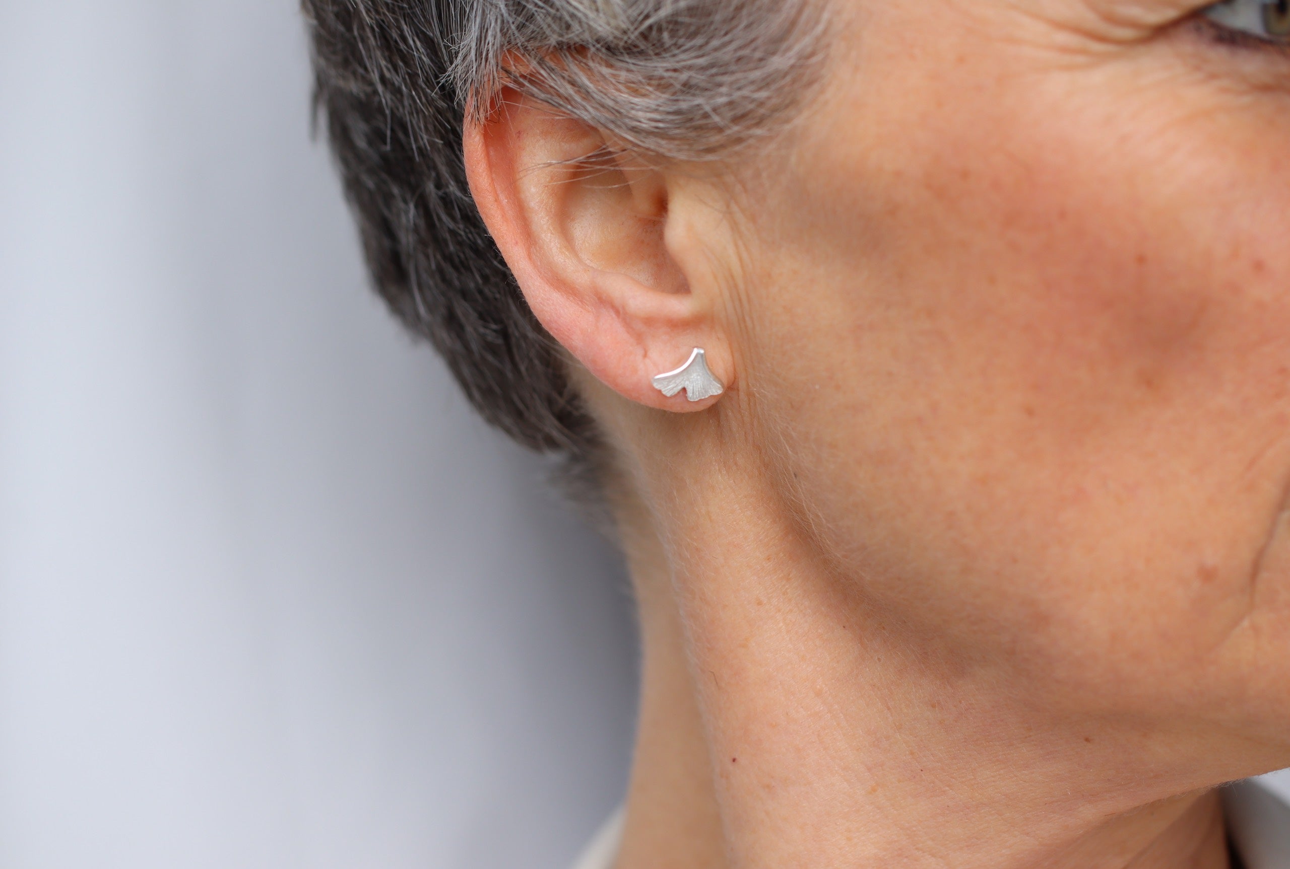 Ohrstecker aus Silber für Damen in Form eines Gingko Blattes mit fein mattierter Oberfläche.