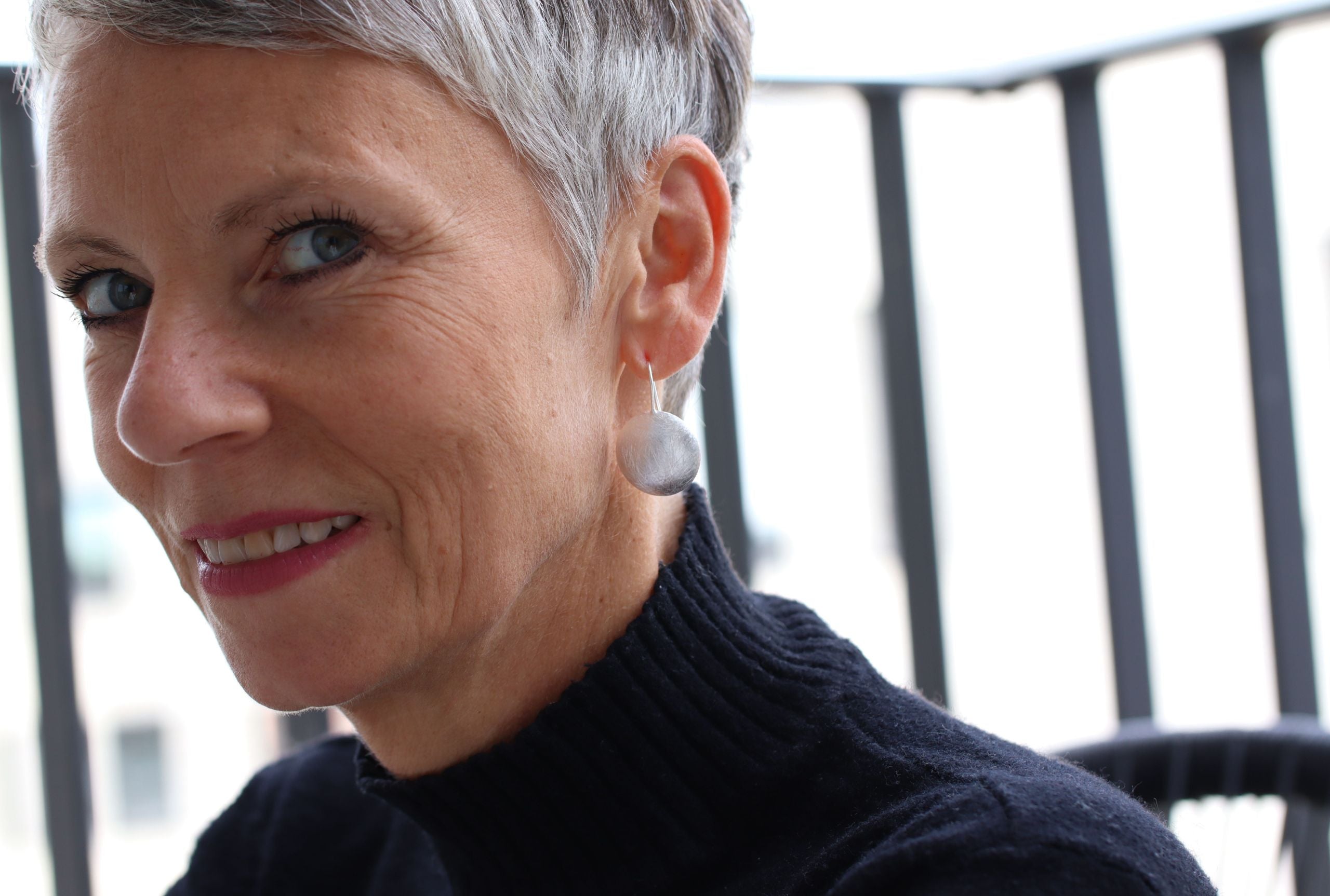 Auffällige Knopf-Ohrhänger