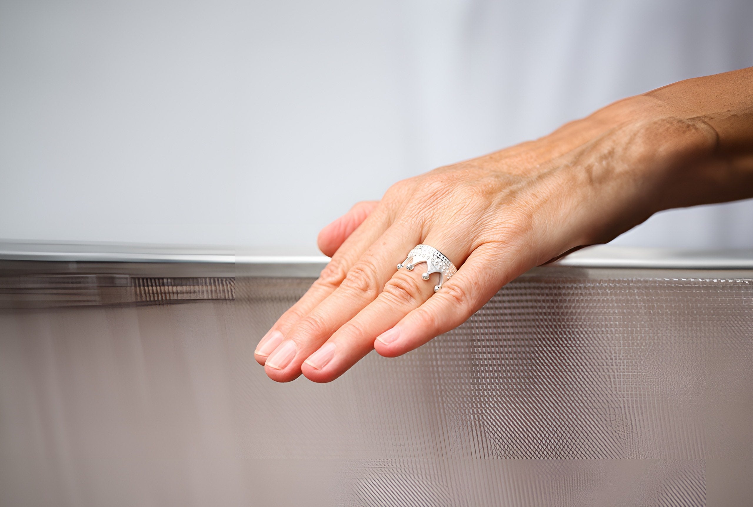 Ein Ring aus Silber für Damen im Kronendesign mit acht Zacken und ein rund umlaufenden Ornamentlötung.