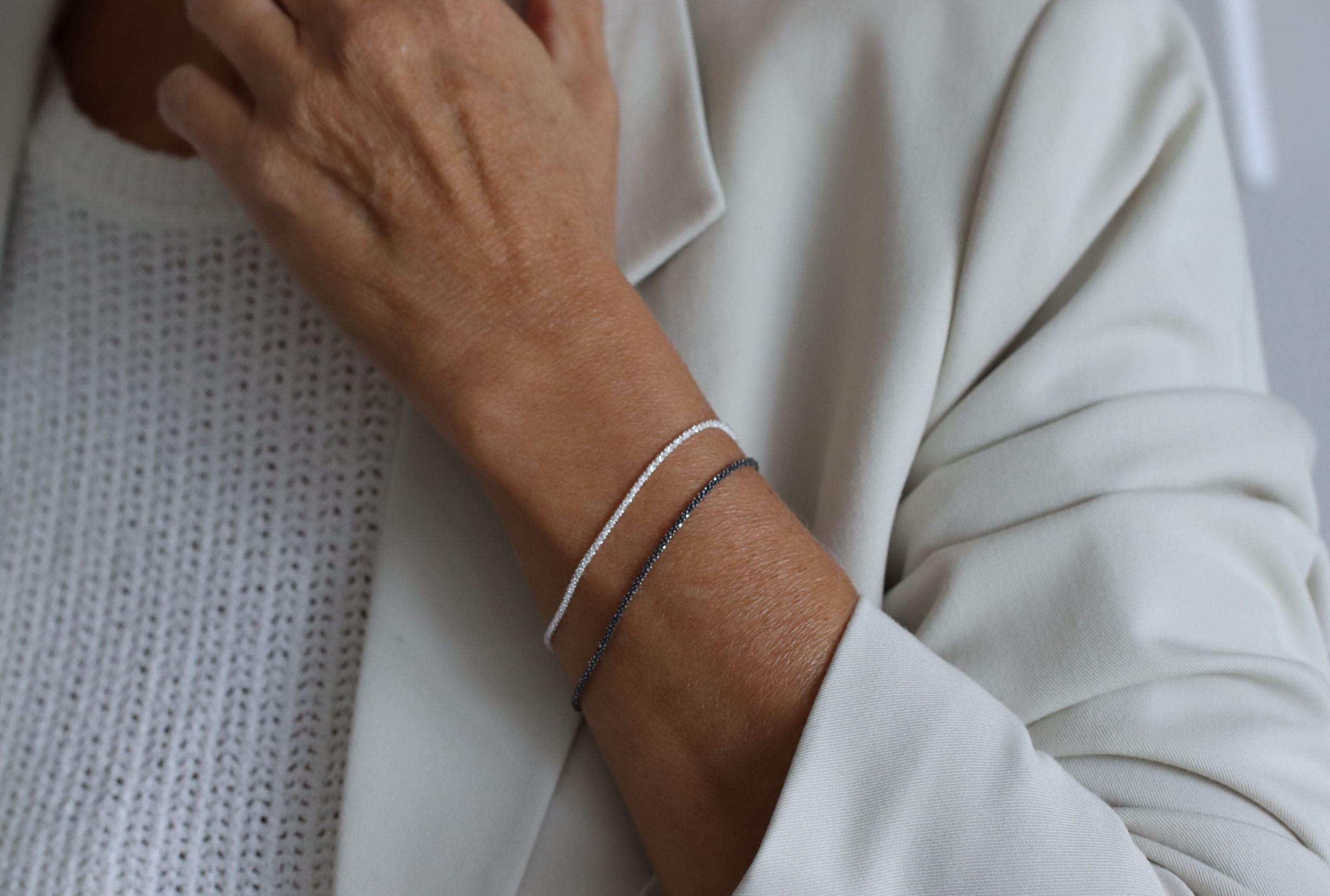 Diamantiertes Criss-Cross-Armband geschwärzt