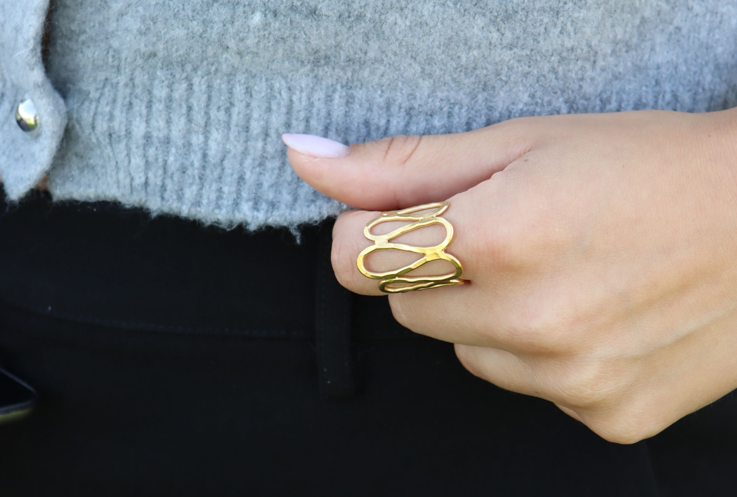 Gehämmerter Ring in Wellenstruktur vergoldet