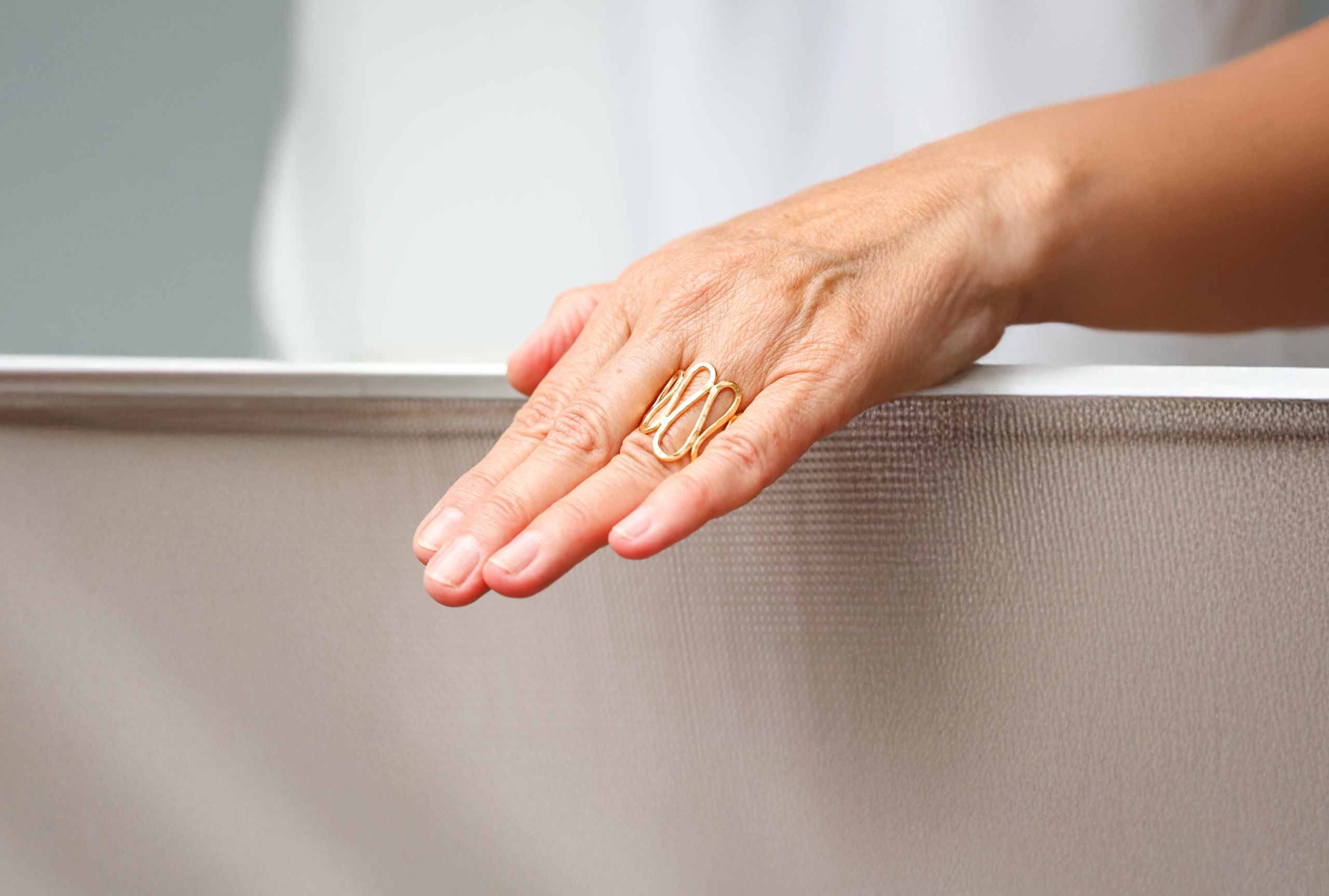 Gehämmerter Ring in Wellenstruktur vergoldet