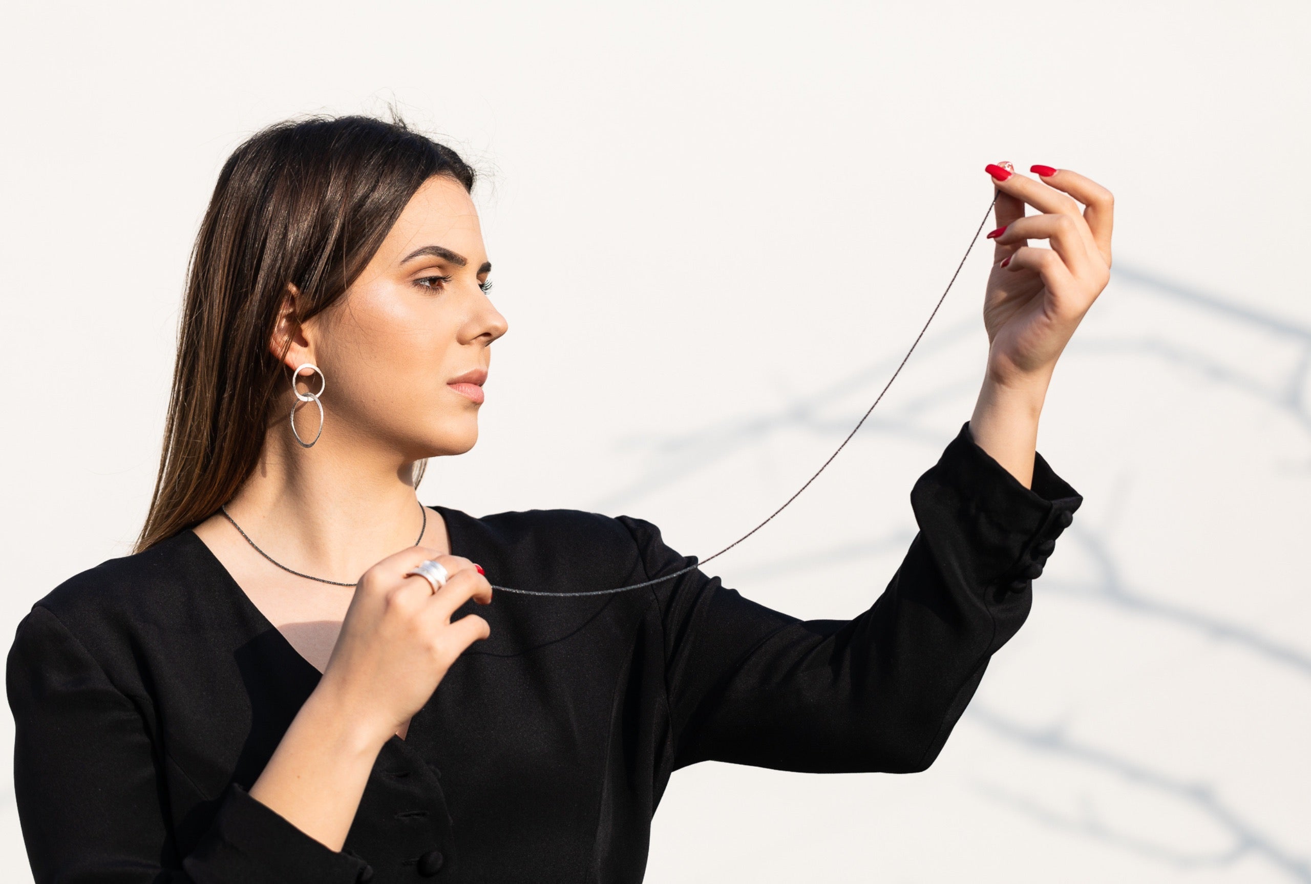 Ausdrucksstarker Wickelring aus Silber für Damen in markantem Design, getragen an einer Damenhand.