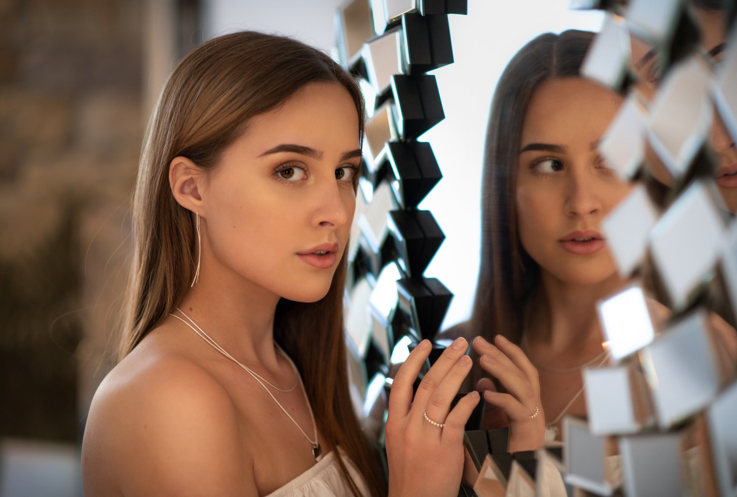 Ein kleiner Kugelring aus Silber für Damen. Der Ring wird hier als Beisteckring an einer Damenhand getragen.