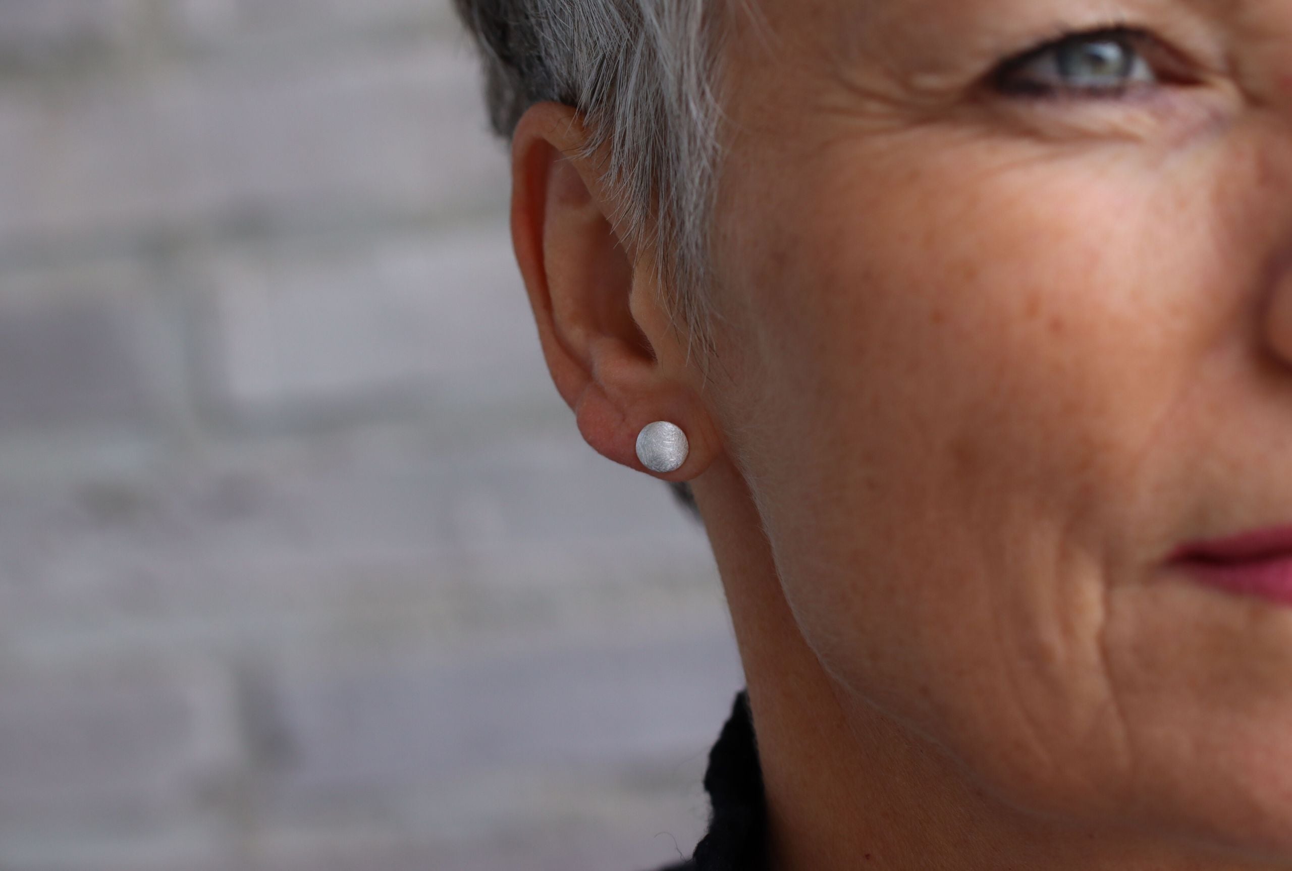 Kleine Knopf-Ohrstecker