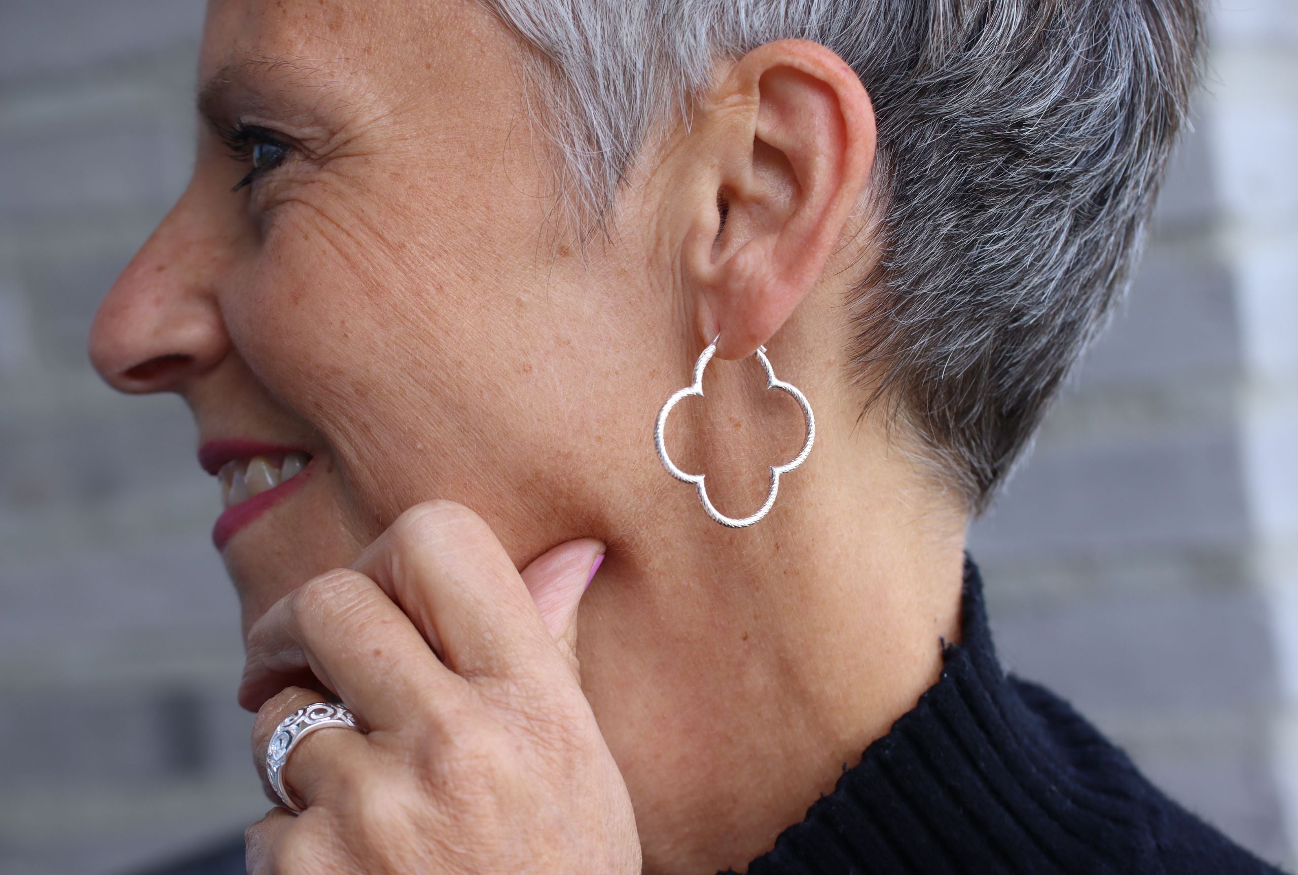 Diamantierte Kleeblatt Creolen