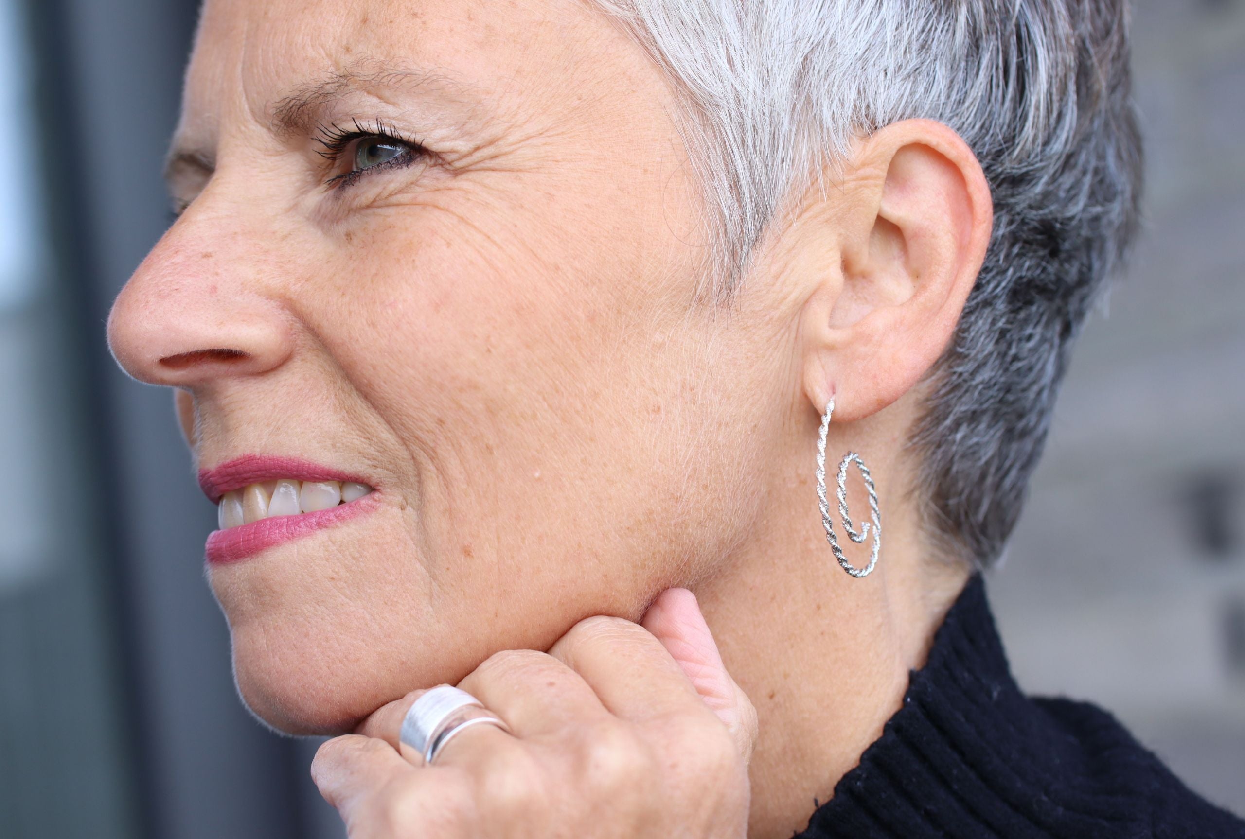 Diamantierte Spiral Creolen