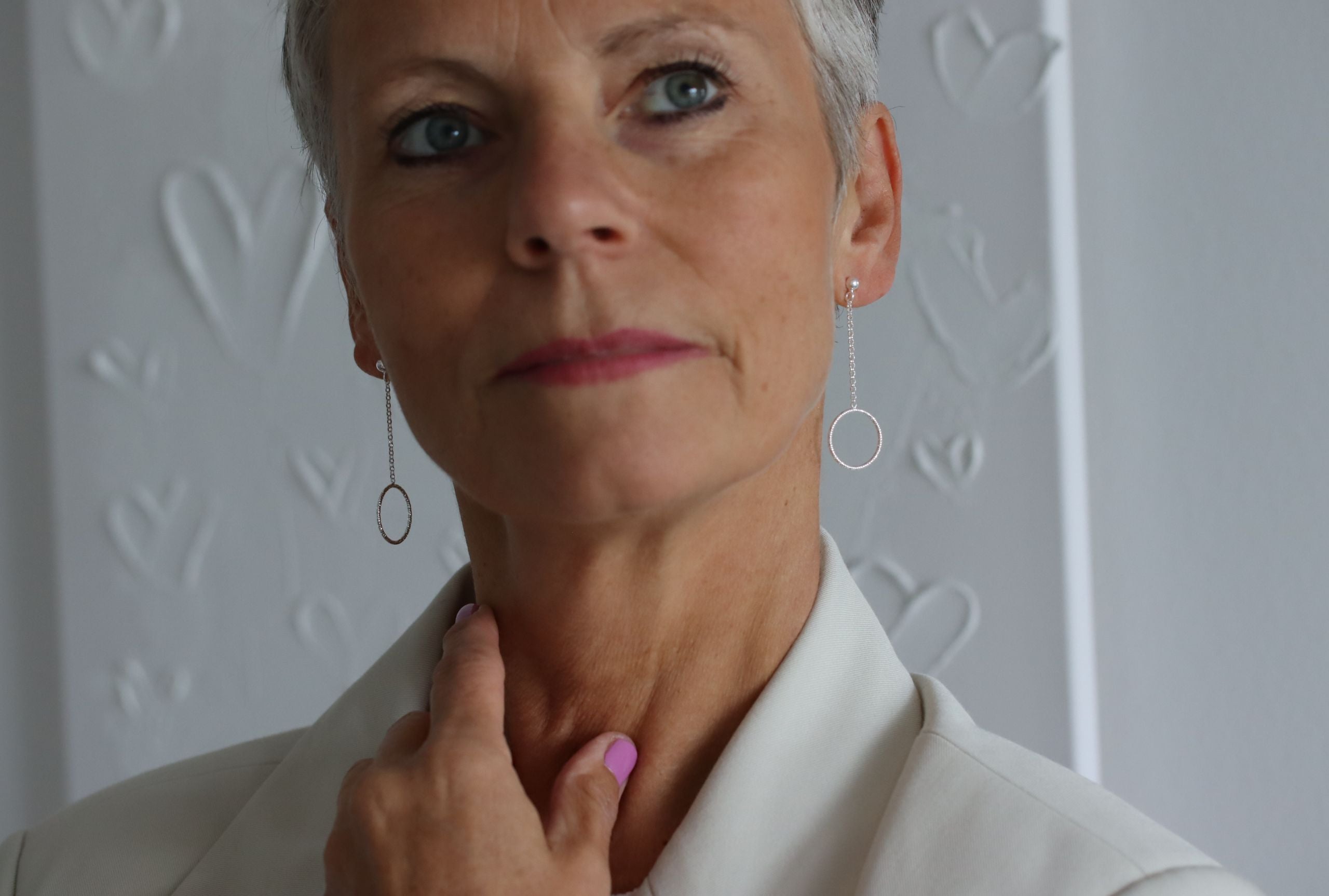 Diamantierte Ohrhänger mit feiner Ankerkette