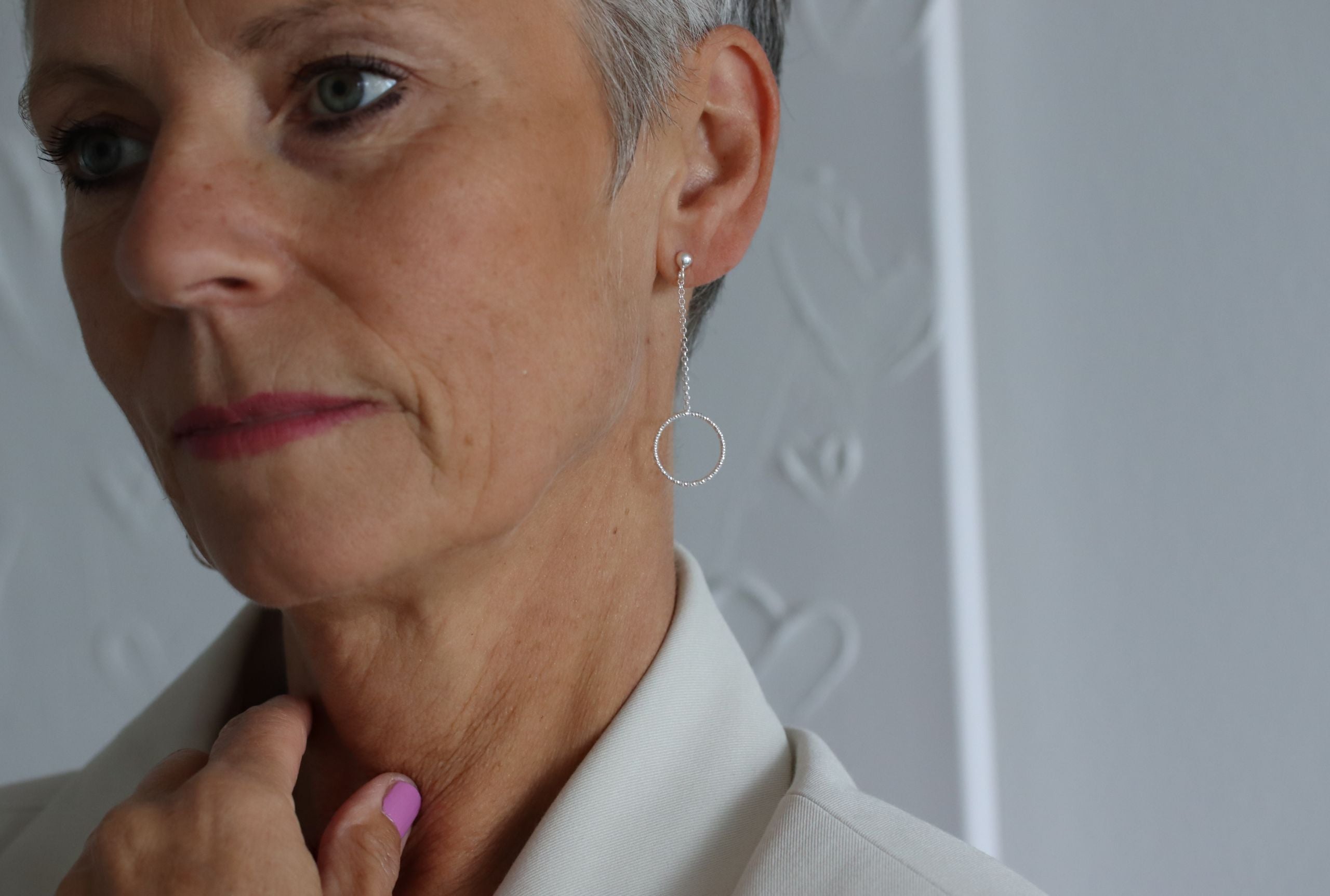 Diamantierte Ohrhänger mit feiner Ankerkette