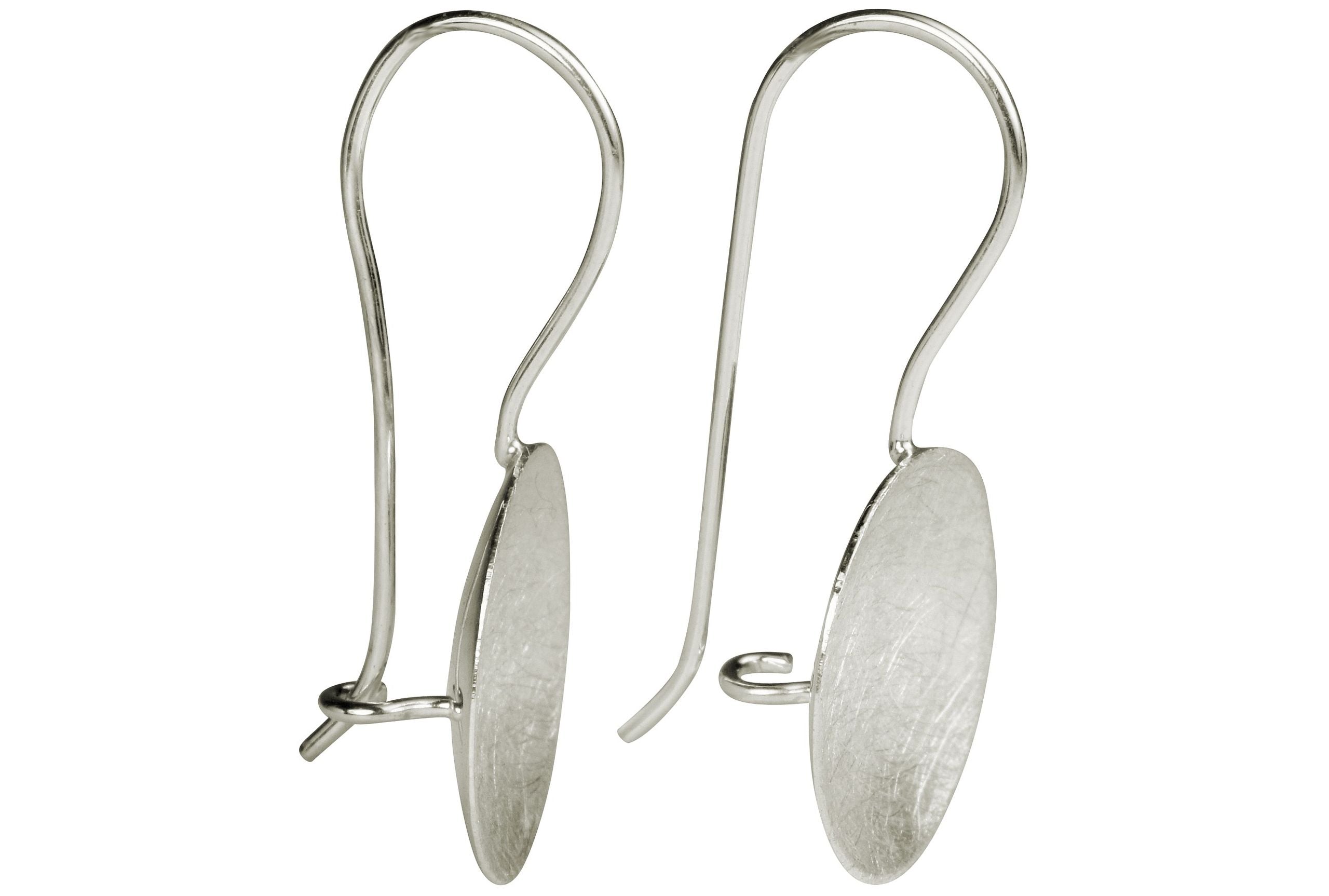 Ein Paar Ohrhänger in Form einer Schale für Damen aus Silber 925.