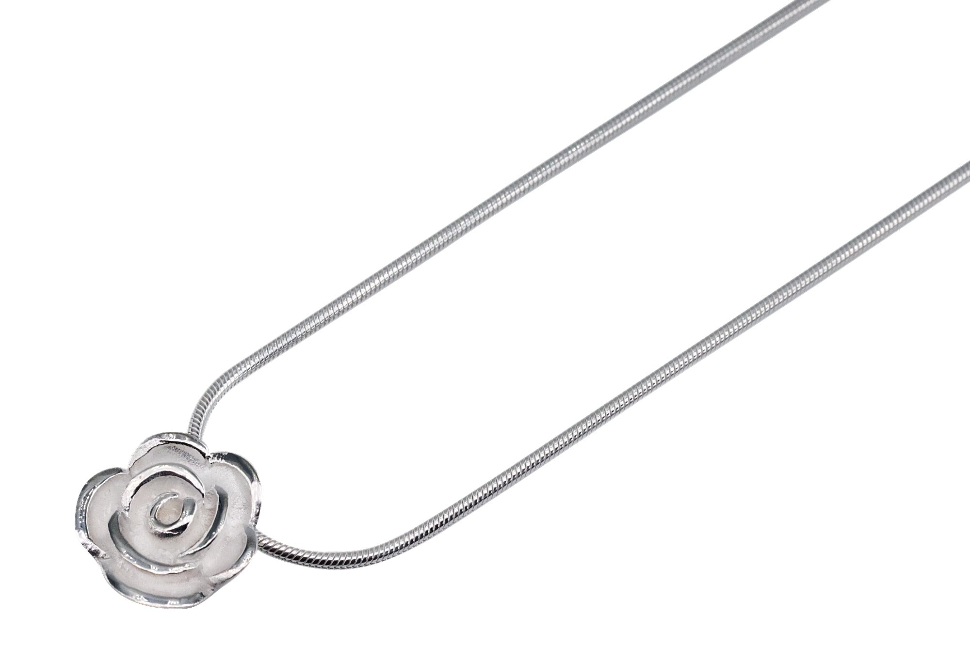 Eine Rose als Anhänger für Damen aus Silber mit sandgestrahlter Oberfläche und versenkten Ösen zum verdeckten Fädeln einer Kette.