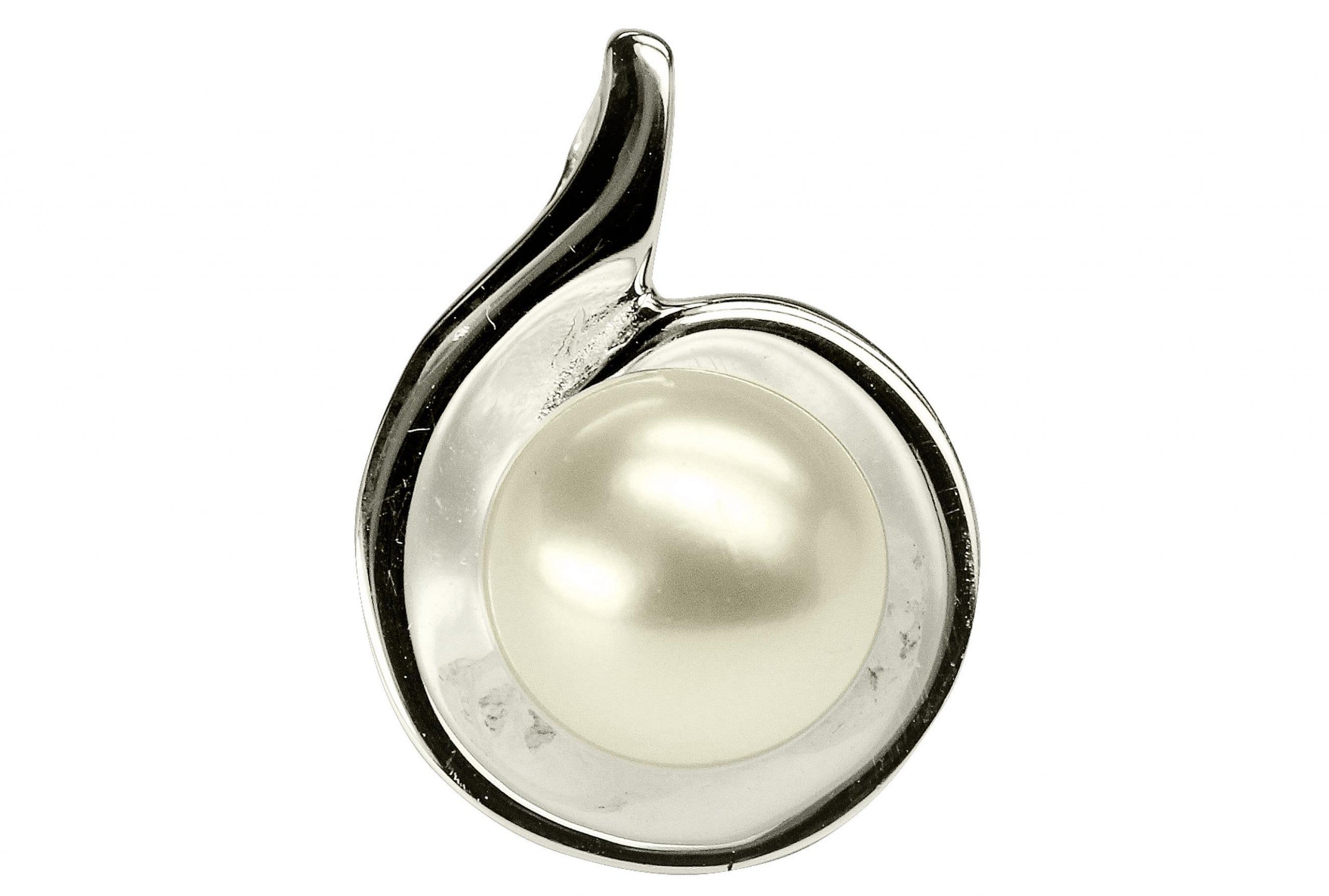 Ein glänzender Perlenanhänger aus Silber für Damen, der geschwungen die Form eines Tropfens andeutet.