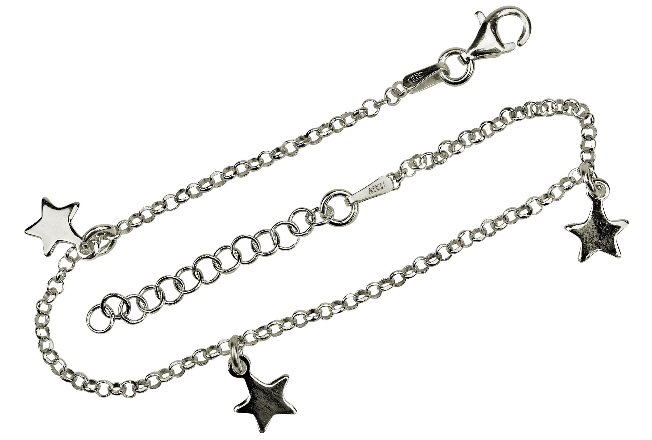 Ein Amband aus Silber aus einer feinen Kette und drei Sternen als Anhänger.