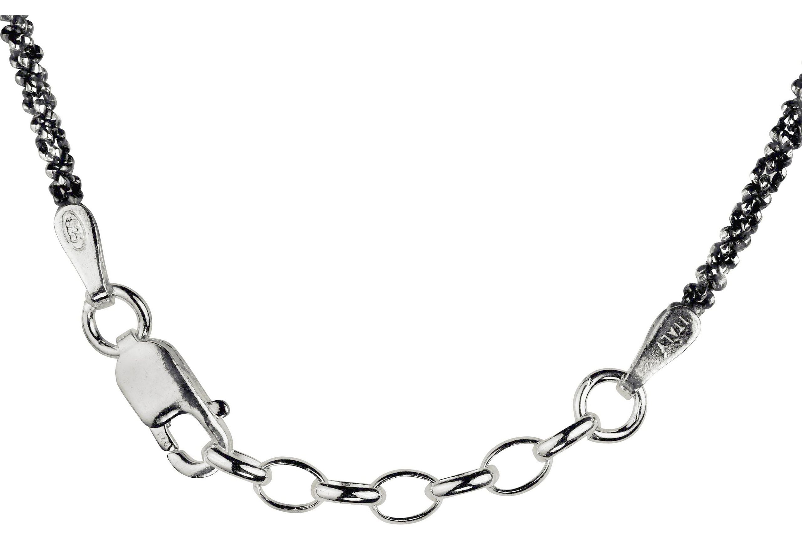 Geschwärztes Criss-Cross-Armband aus Silber für Damen. Im Bild der Karabinerverschluss und die Verlängerung des Armbands.