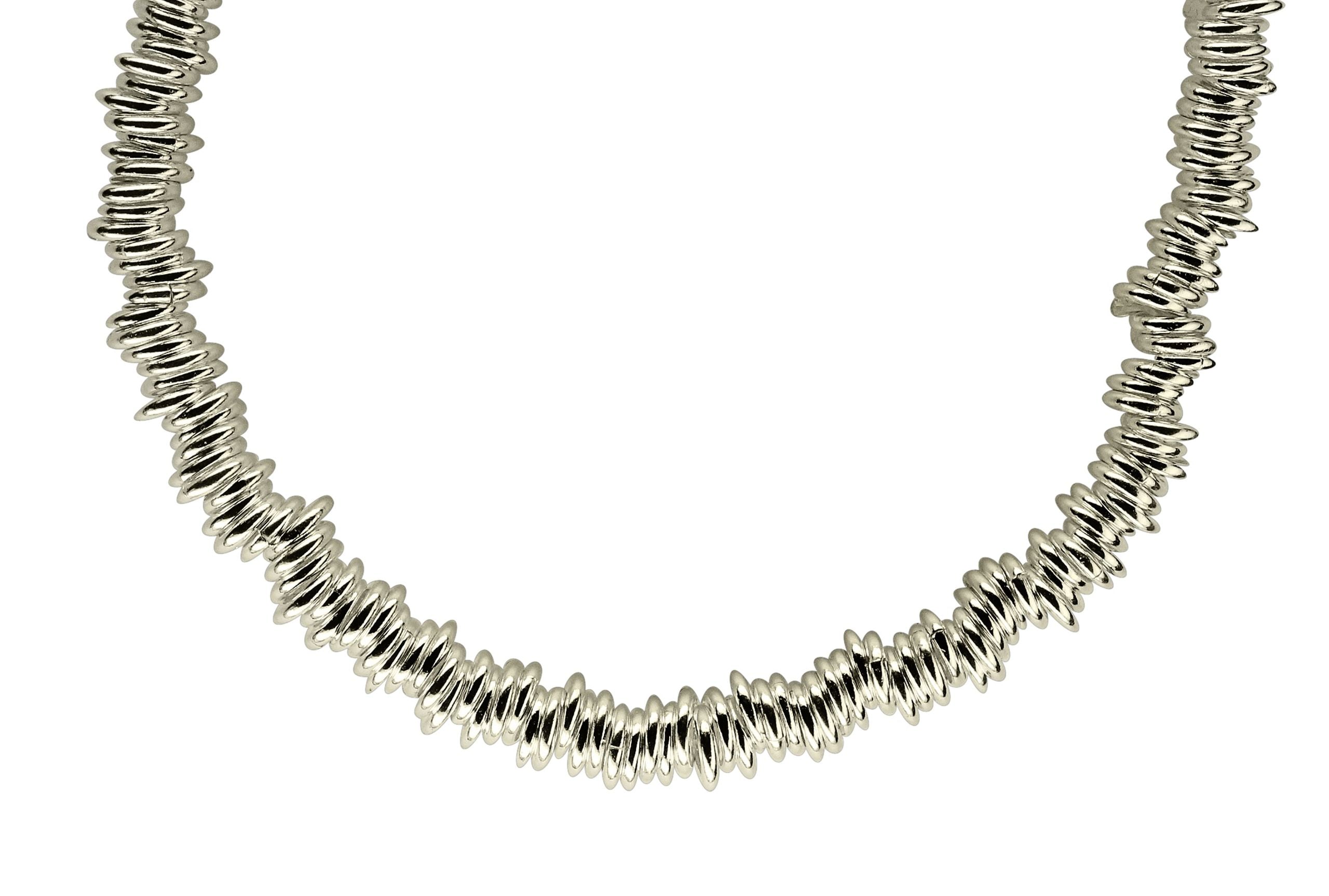 Ein Silberarmband für Damen aus vielen kleinen Silberringen mit einem dekorativen Verschluss.