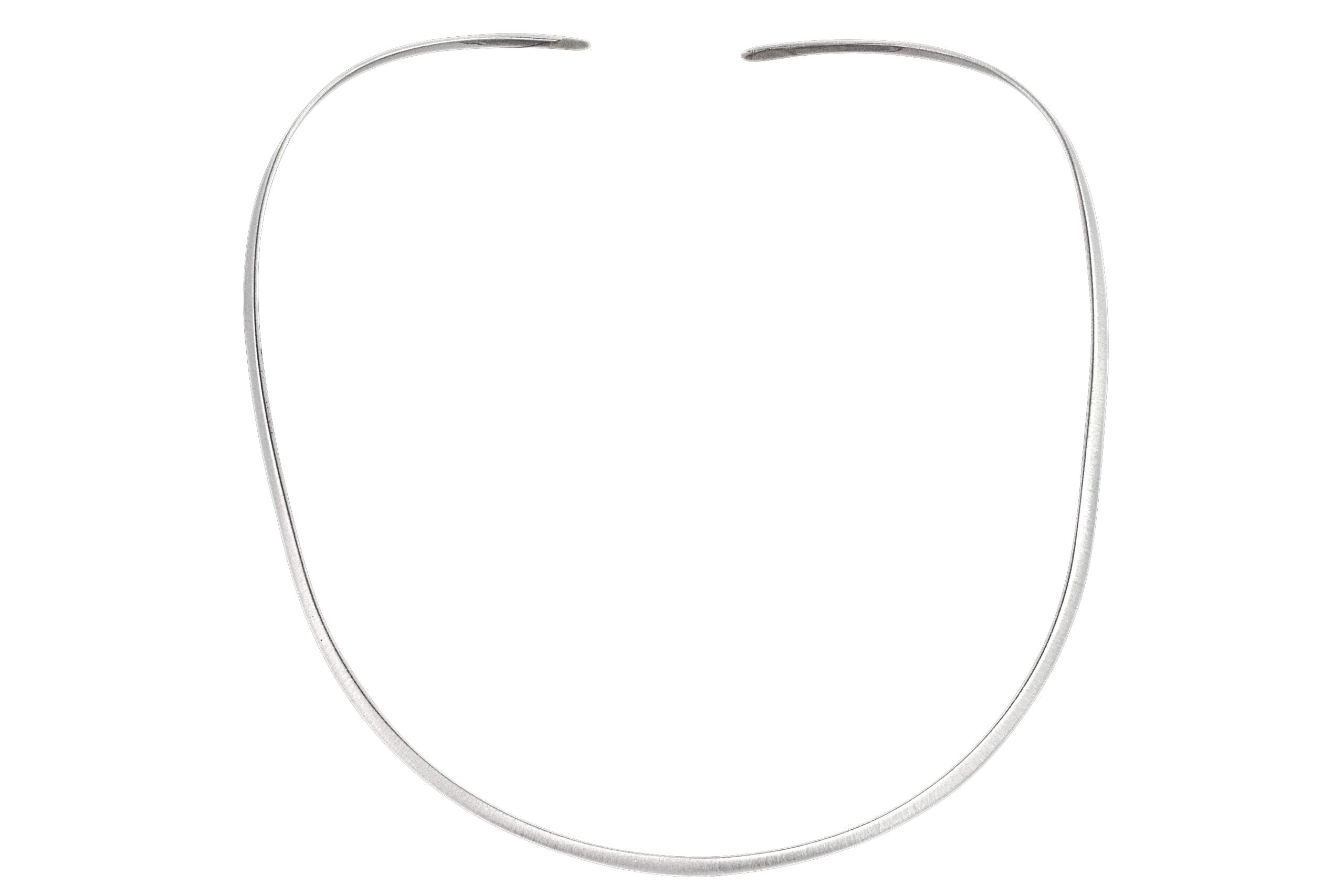 Ein feinmattierter offener Halsreif aus Silber im klassischen Stil für Damen. Der Halsreif entspricht beim Tragen einer Kette von 42 cm Länge.
