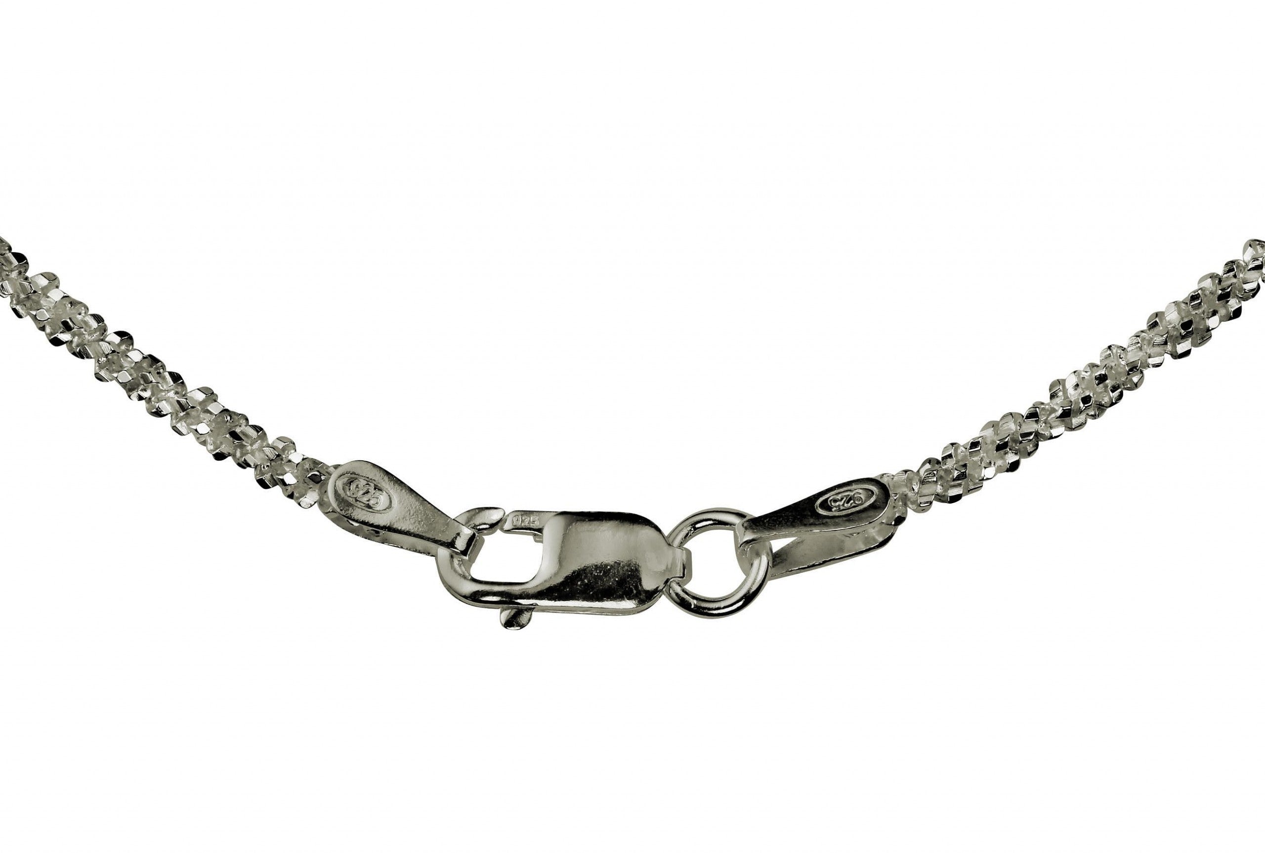 Karabinerverschluss einer Criss-Cross-Kette aus Silber für Damen mit einem geschmeidigen Geflecht und einer glänzend funkelnden Oberfläche.