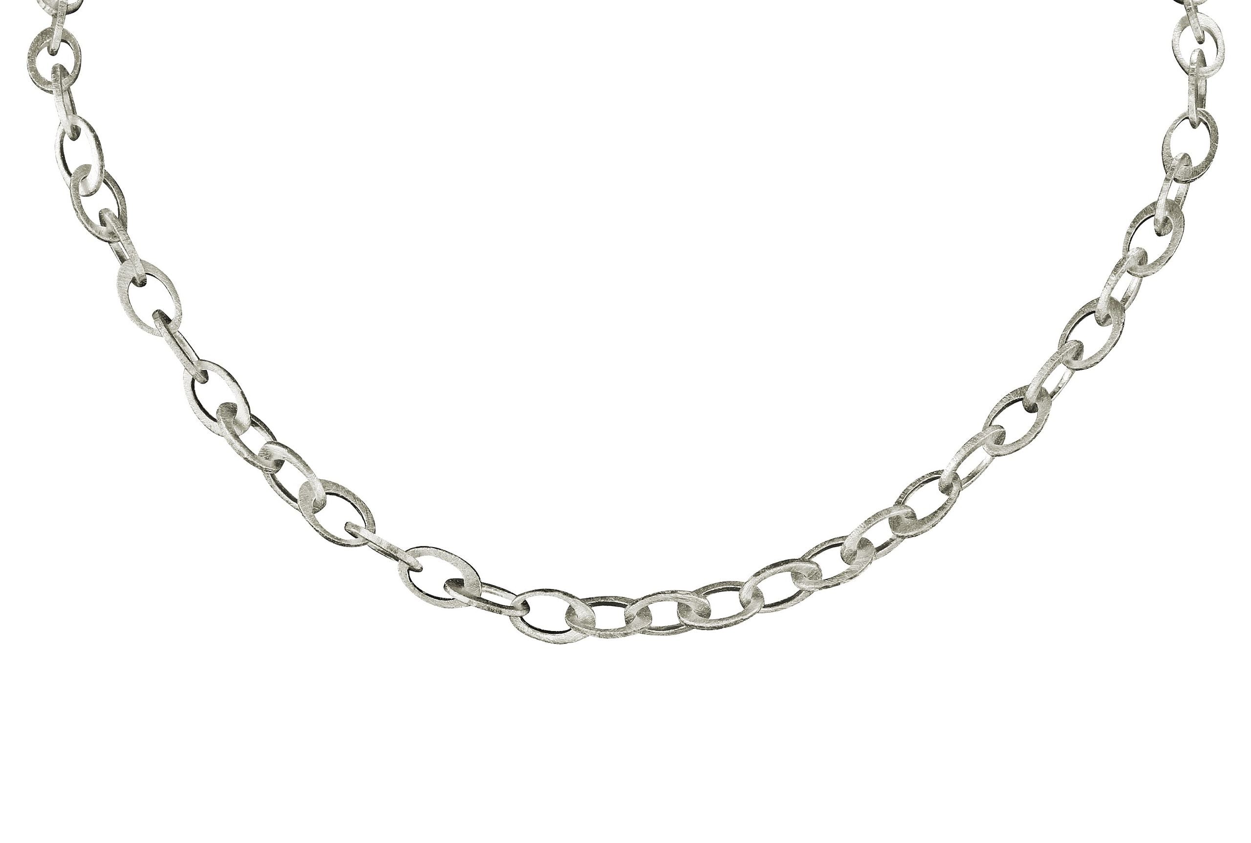 Eine massive Kette mit dekorativem Knebelverschluss aus Silber für Damen. Die Kette ist 44 cm lang.