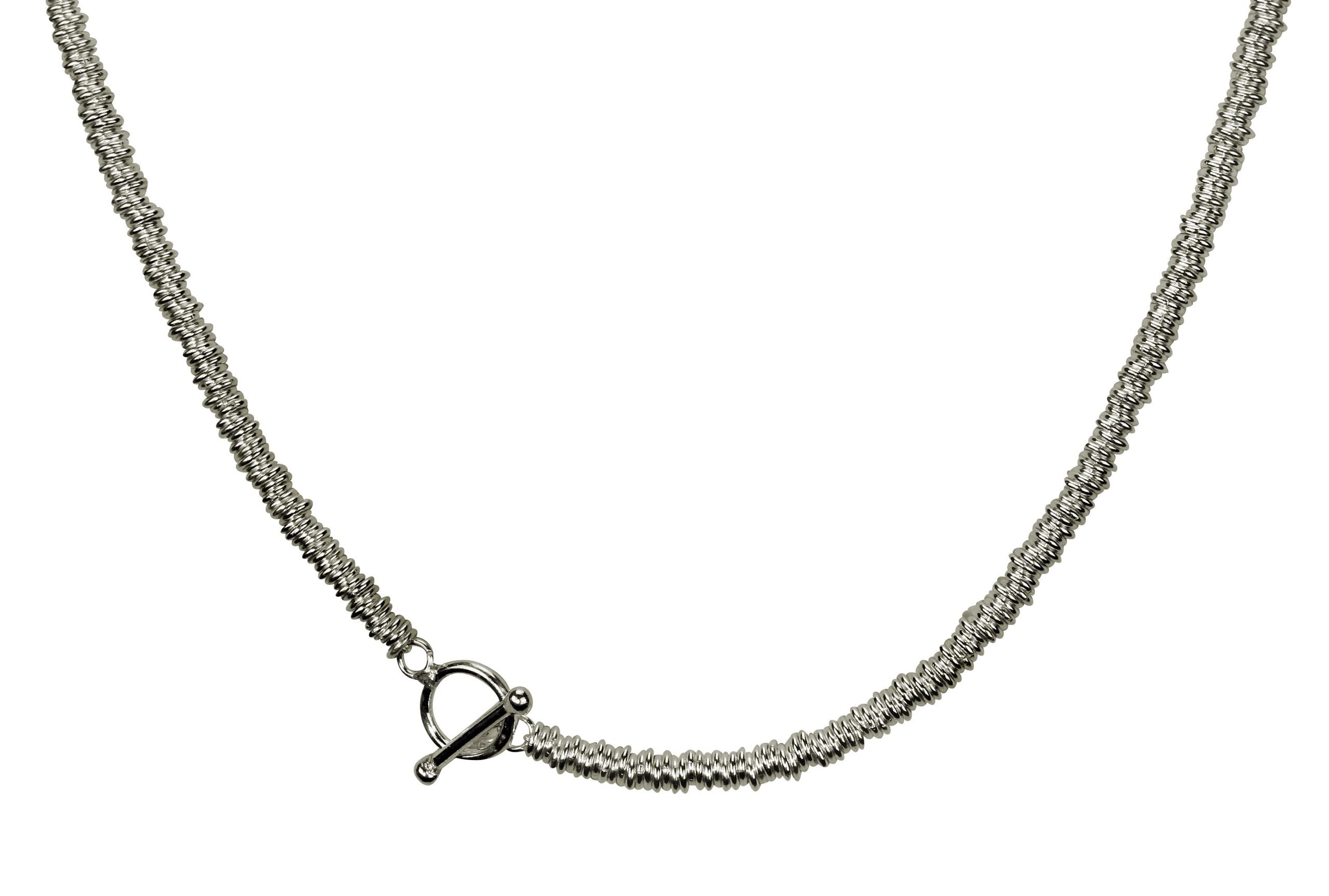 Eine Kette für Damen bestehend aus vielen kleinen Ringen aus Silber mit einem dekorativen Verschluss.