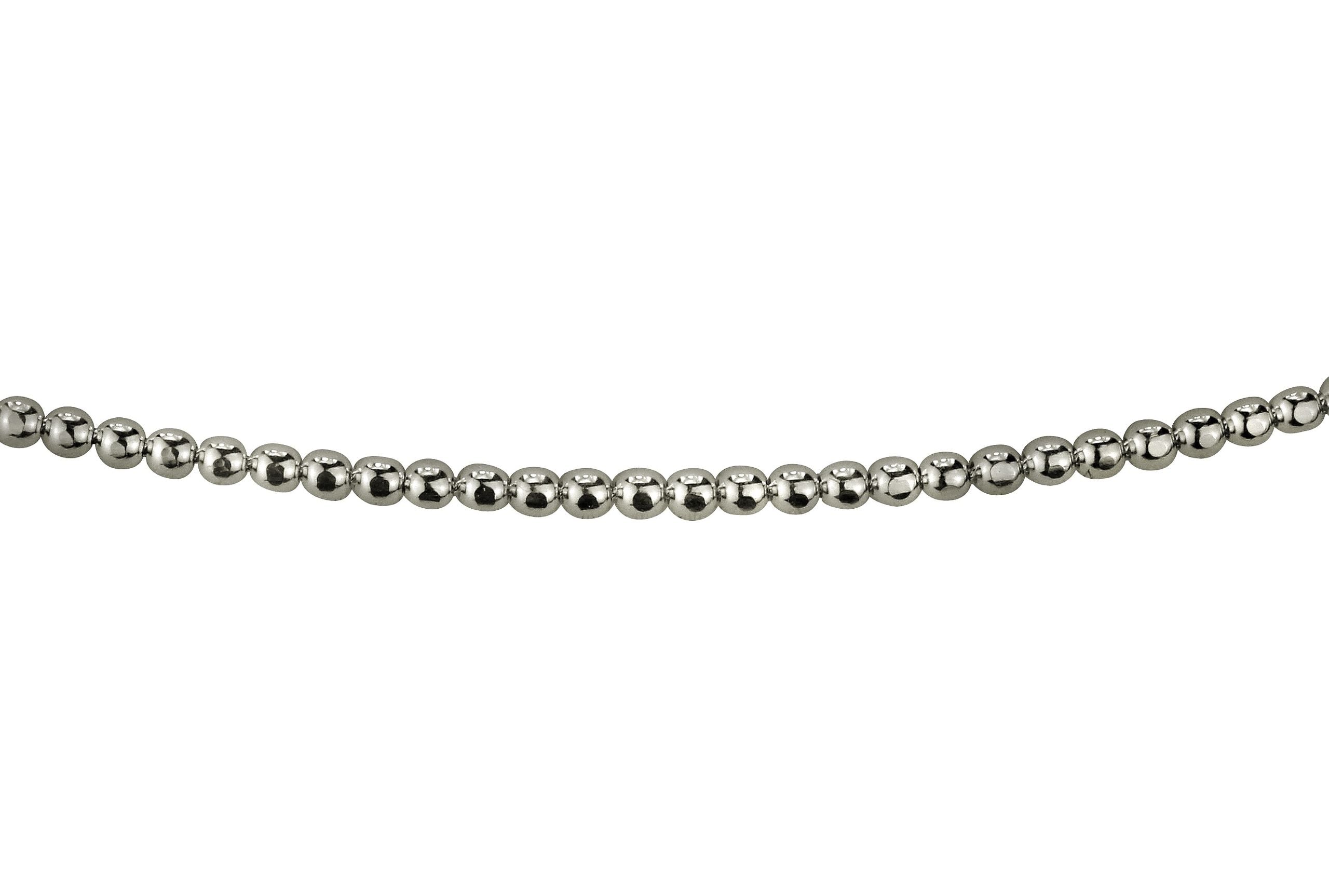 Eine diamantierte Kugelkette aus Silber für Damen. Die Kette ist raffiniert anschliffen und glitzert.