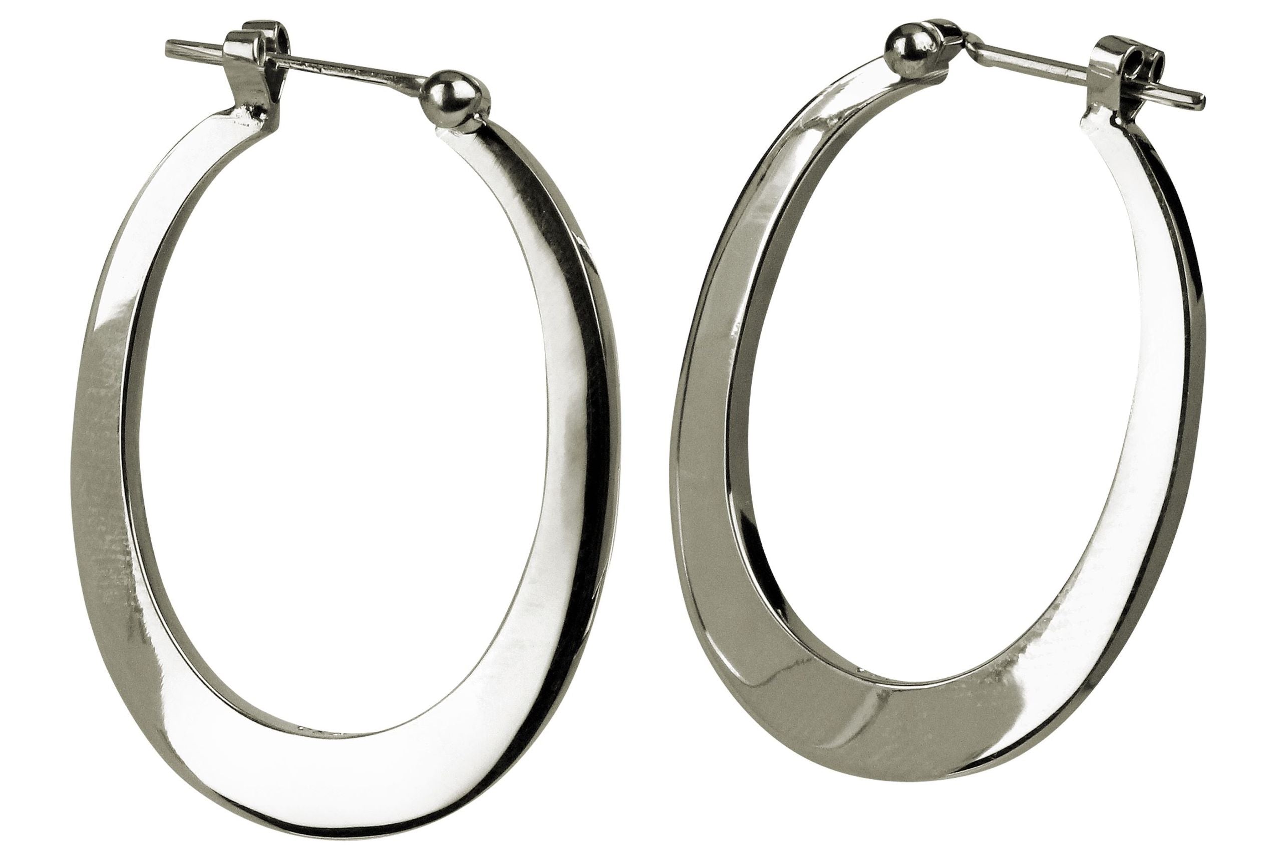 Ein Paar massive ovale Creolen aus Silber mit glänzender Oberfläche für Damen.