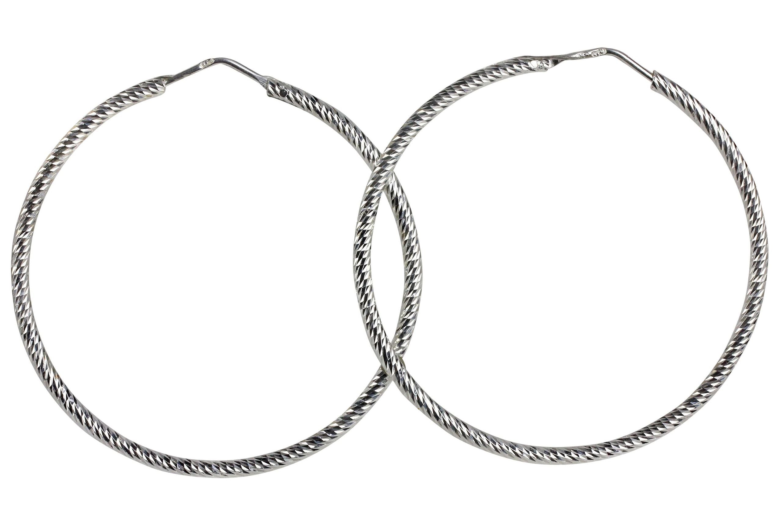 Ein Paar runde große Creolen mit diamantiert angeschliffener Oberfläche für Damen.