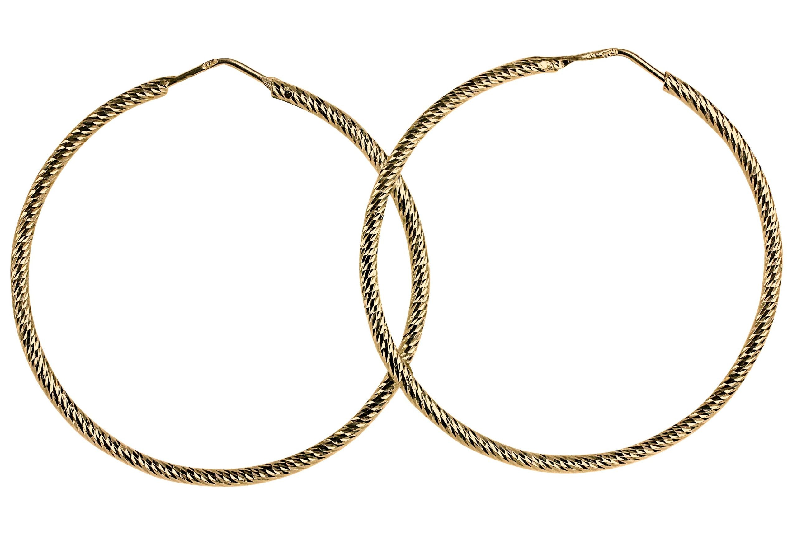 Ein Paar runde vergoldete Creolen mit diamantiert angeschliffener Oberfläche für Damen.