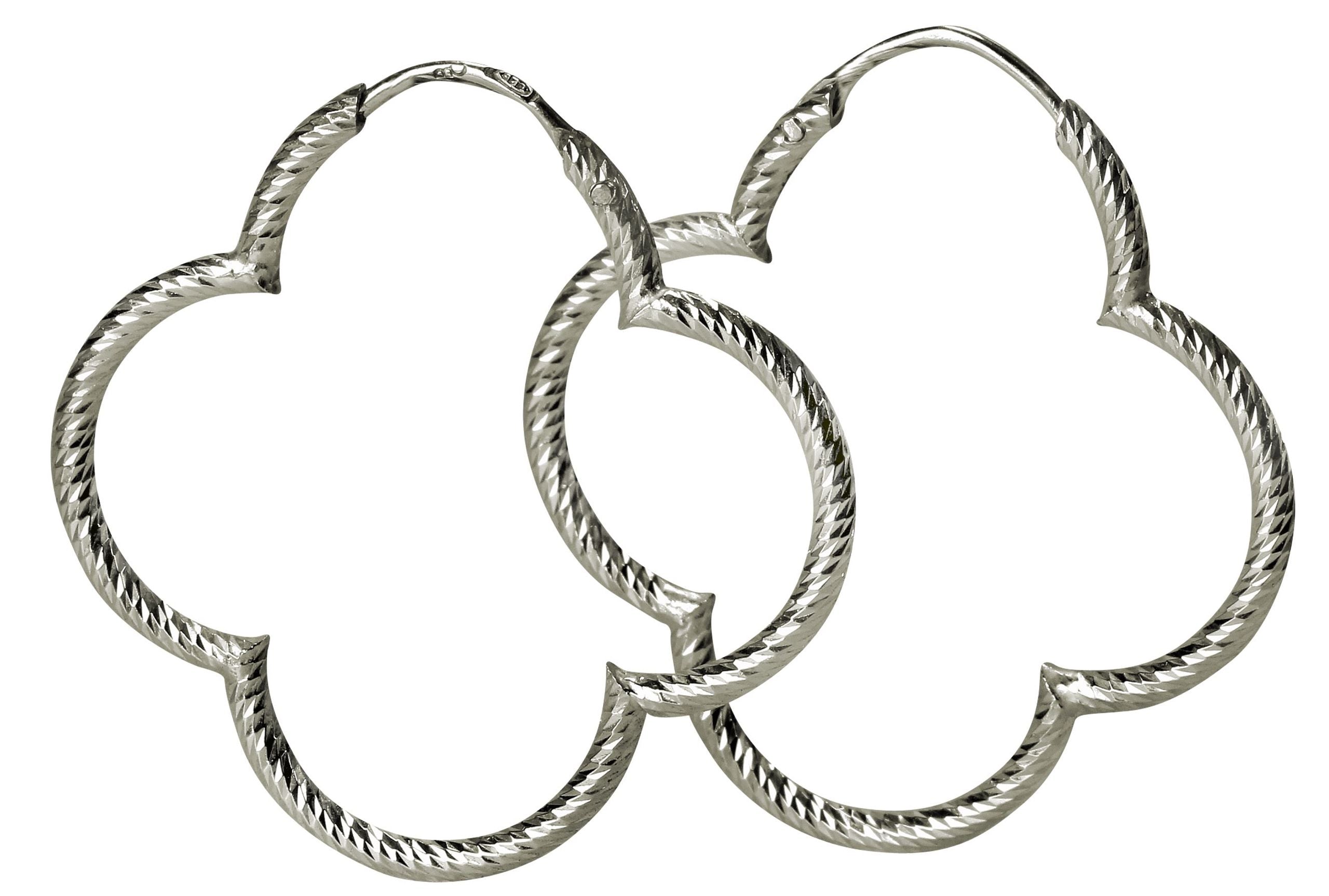 Ein Paar diamantierte Creolen Ohrringe aus Silber in Form eines Kleeblatts für Damen.