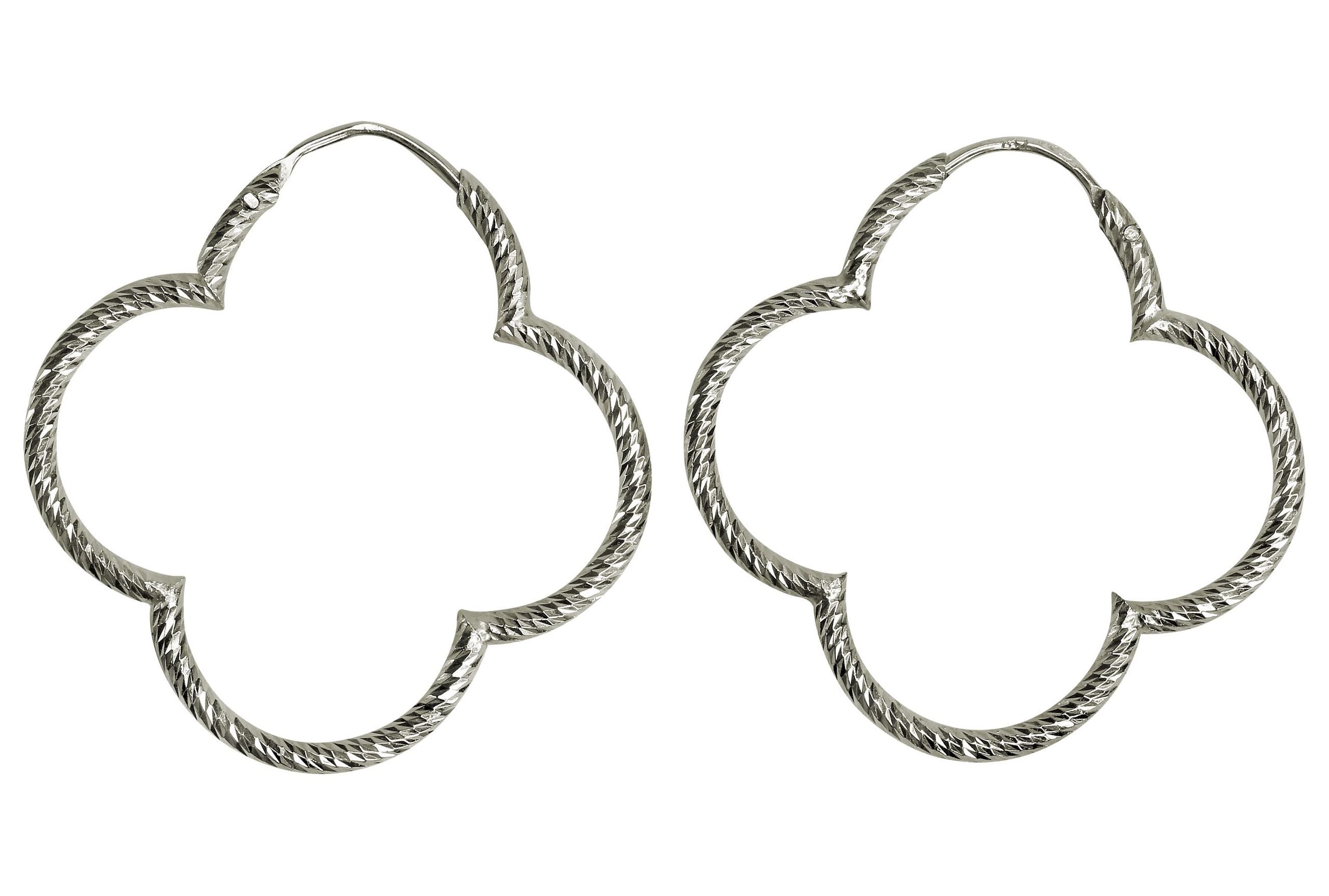 Ein Paar diamantierte Creolen Ohrringe aus Silber in Form eines Kleeblatts für Damen.