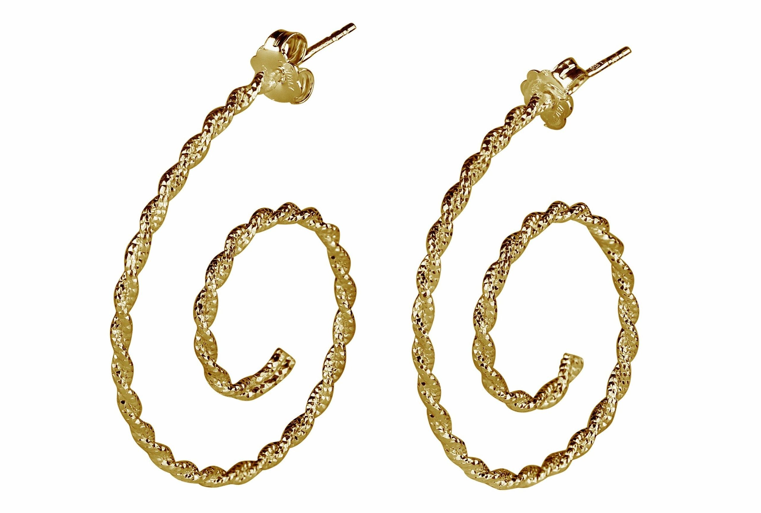 Ein Paar vergoldete Creolen in Form einer Spirale mit diamantiert angeschliffener Oberfläche für Damen.