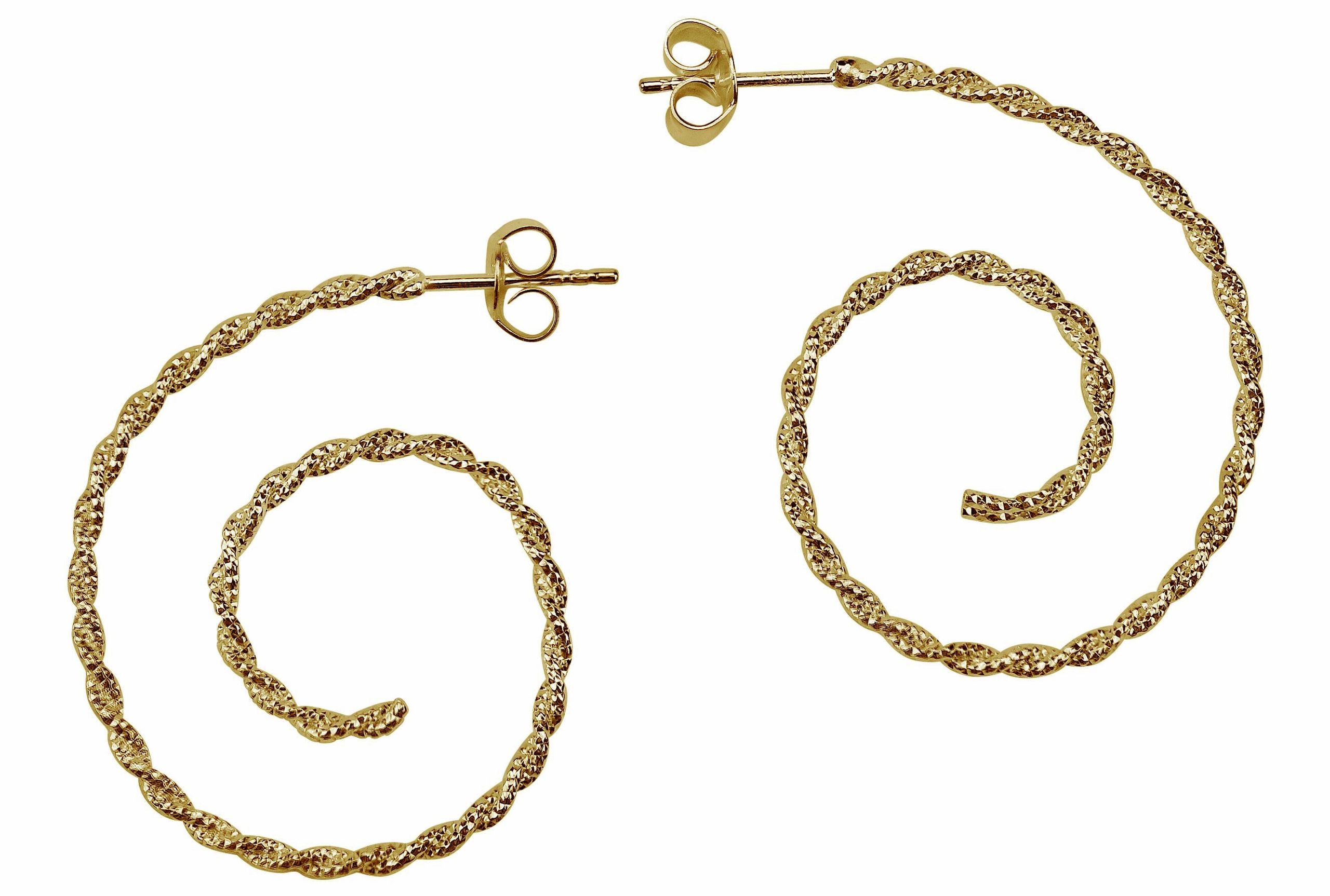 Ein Paar vergoldete Creolen in Form einer Spirale mit diamantiert angeschliffener Oberfläche für Damen.