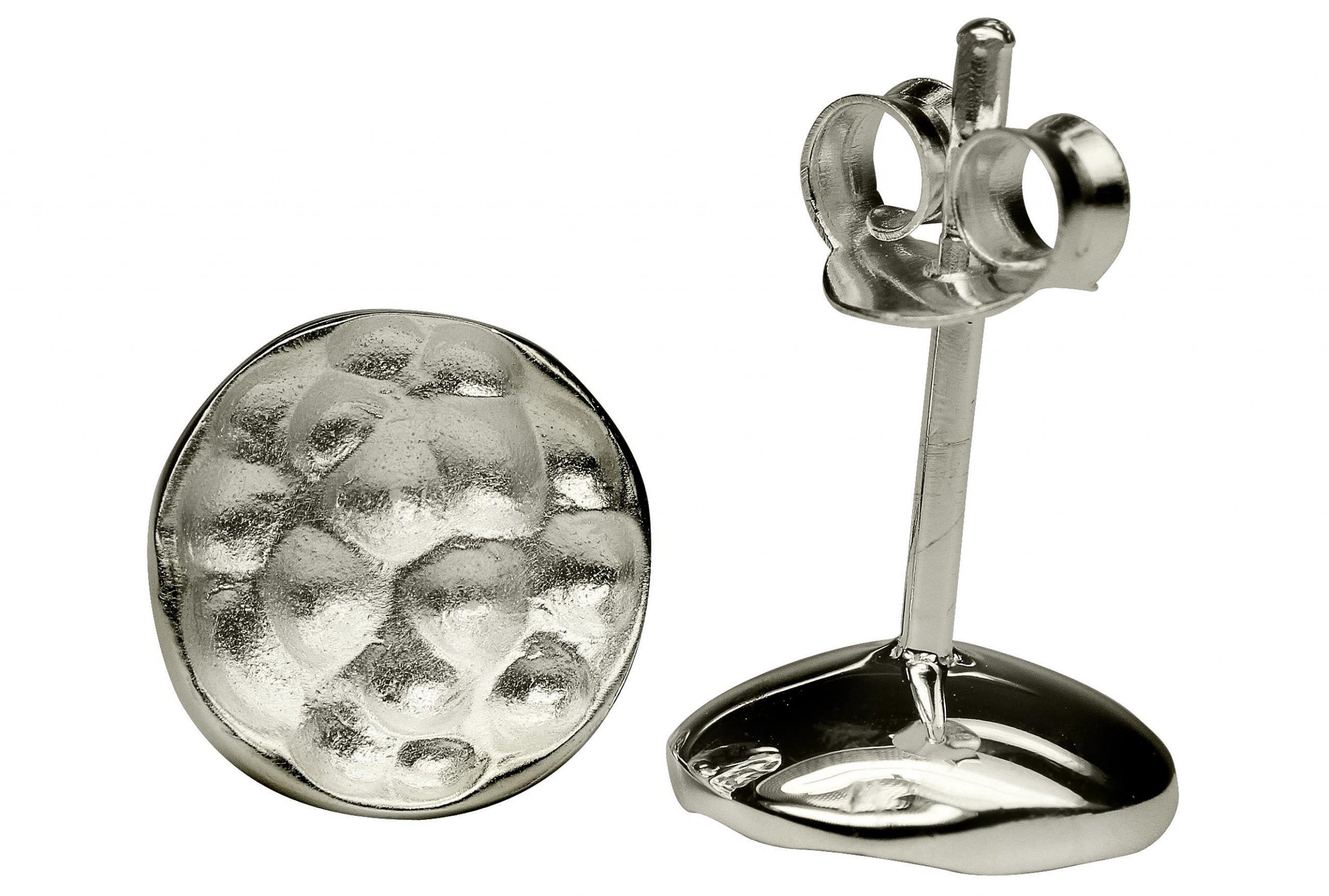 Kleine runde Ohrstecker aus Silber für Damen mit einer ins Auge springenden gehämmerten Oberflächenstruktur.