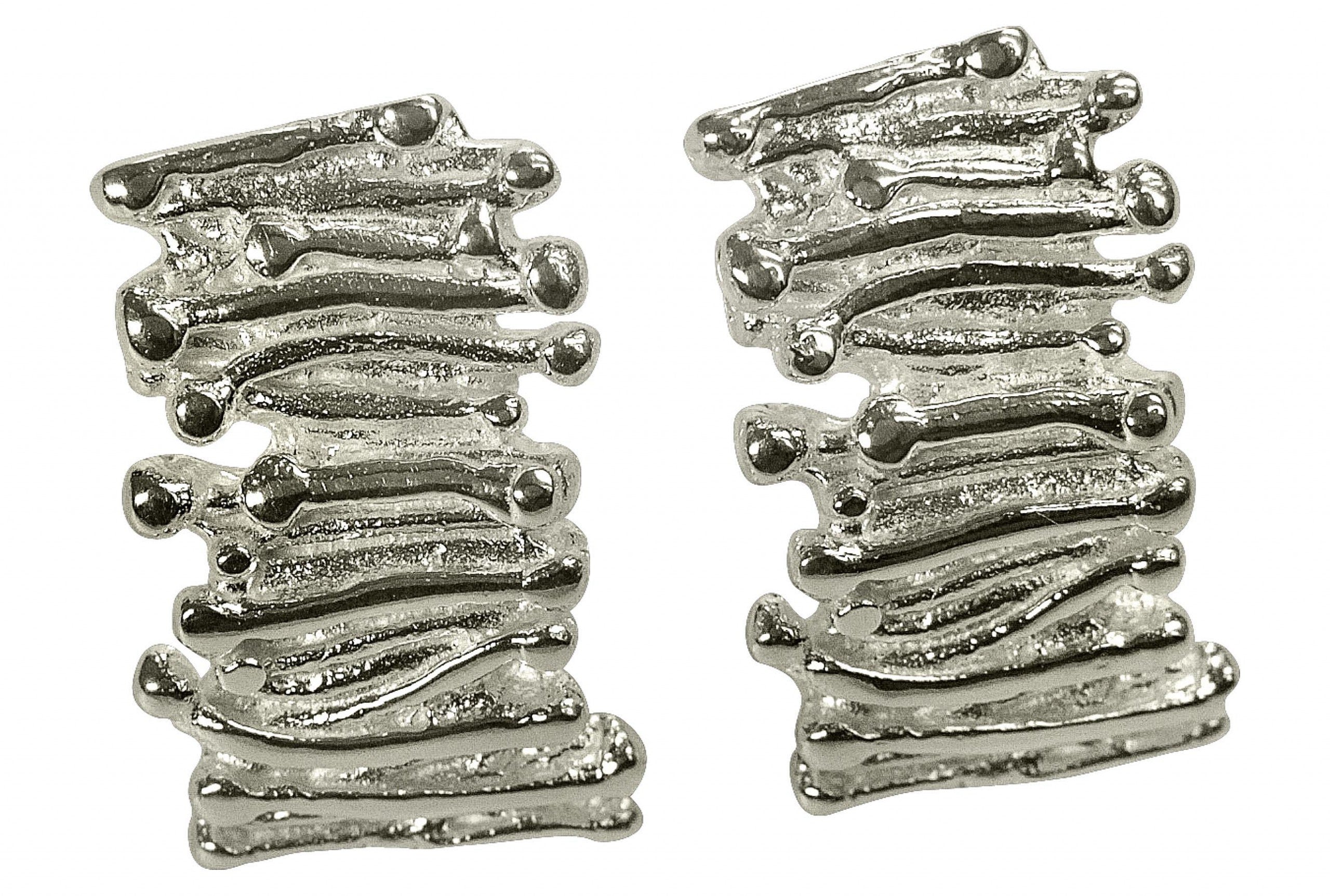 Leicht gebogene Ohrstecker aus Silber für Damen in Form aneinandergereihter Stäbchen mit einer strukturierten Oberfläche.