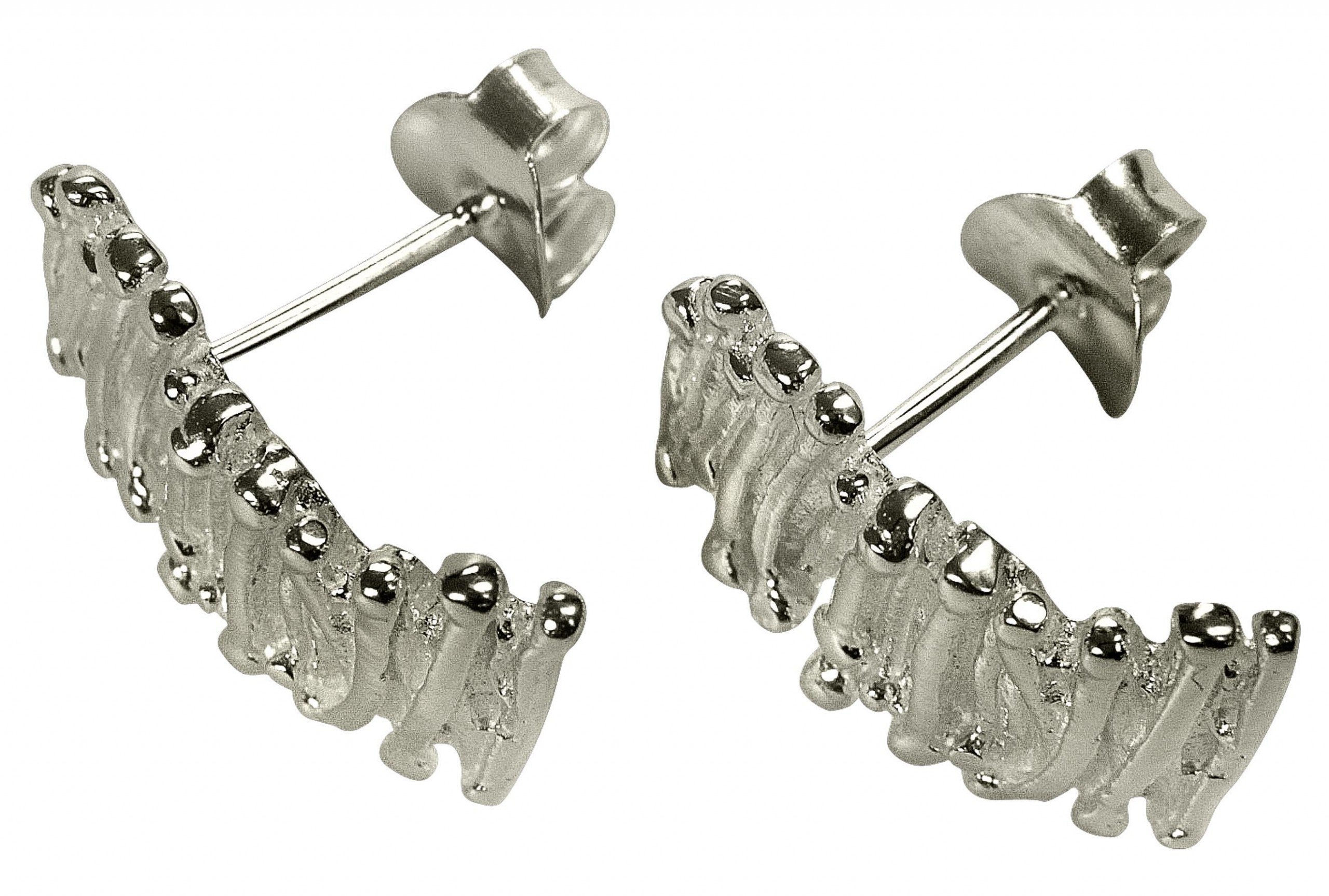 Leicht gebogene Ohrstecker aus Silber für Damen in Form aneinandergereihter Stäbchen mit einer strukturierten Oberfläche.