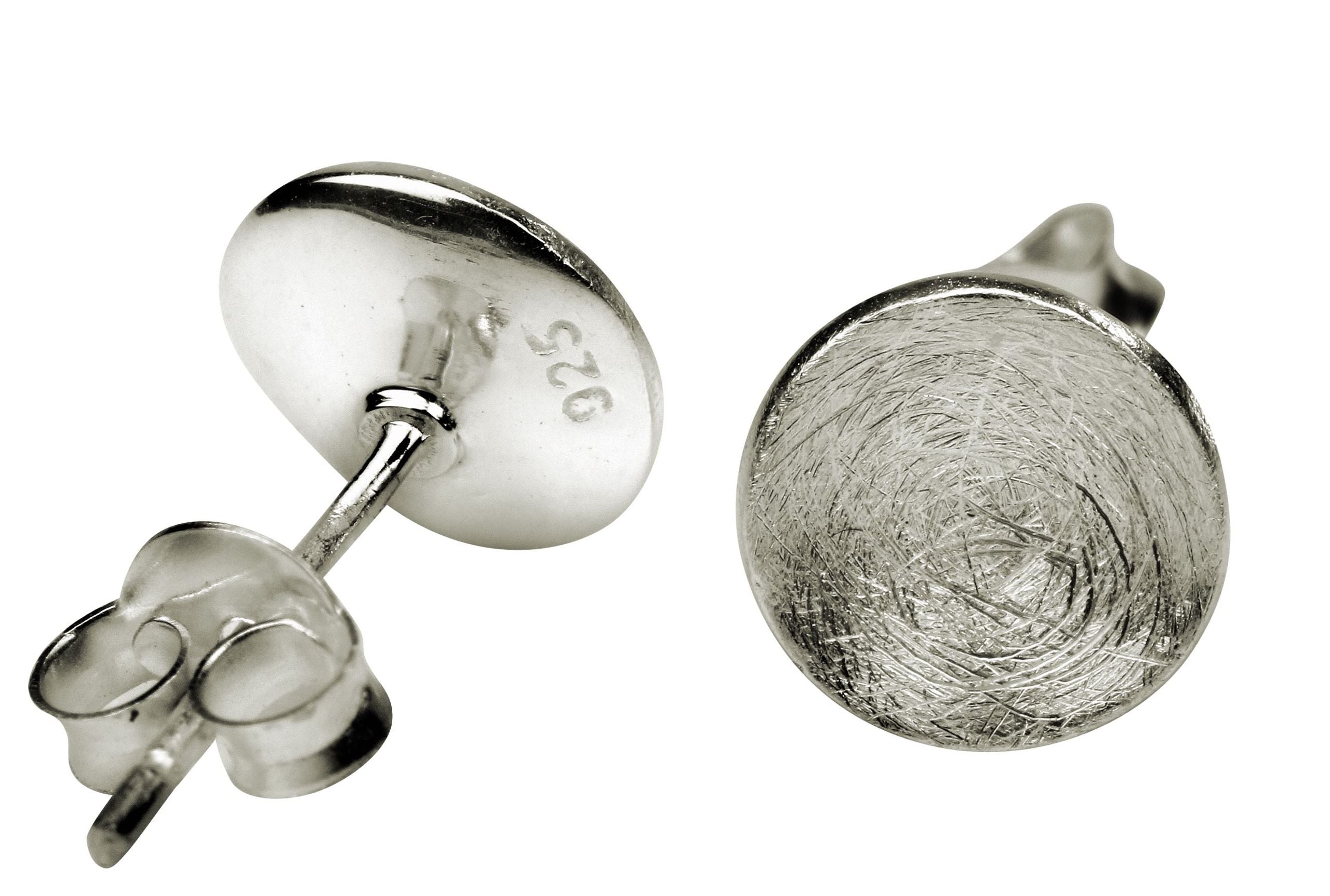Ein Paar Ohrstecker aus Silber für Damen in Form einer konkav gewölbten Schale mit gebürsteter Oberfläche.