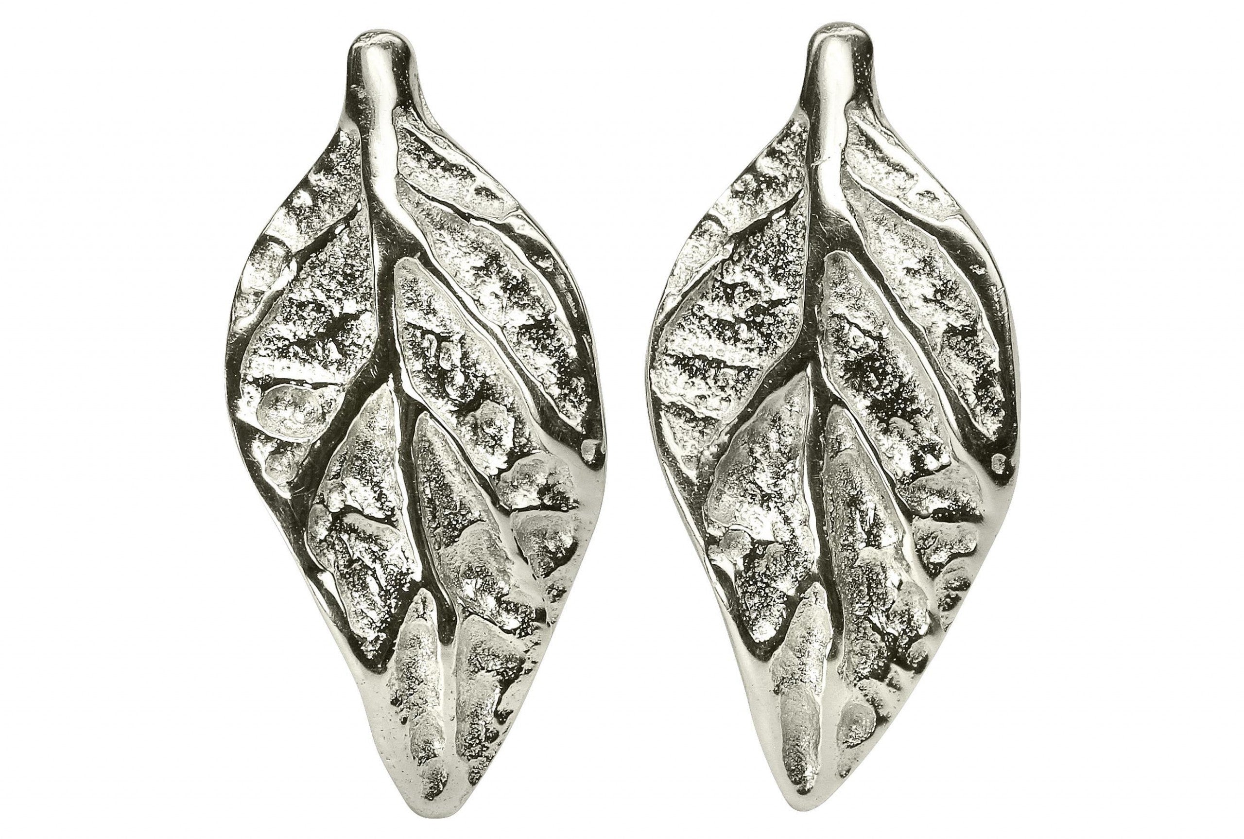 Ein Paar Ohrstecker aus Silber für Damen in Form eines fein modellierten Blattes.
