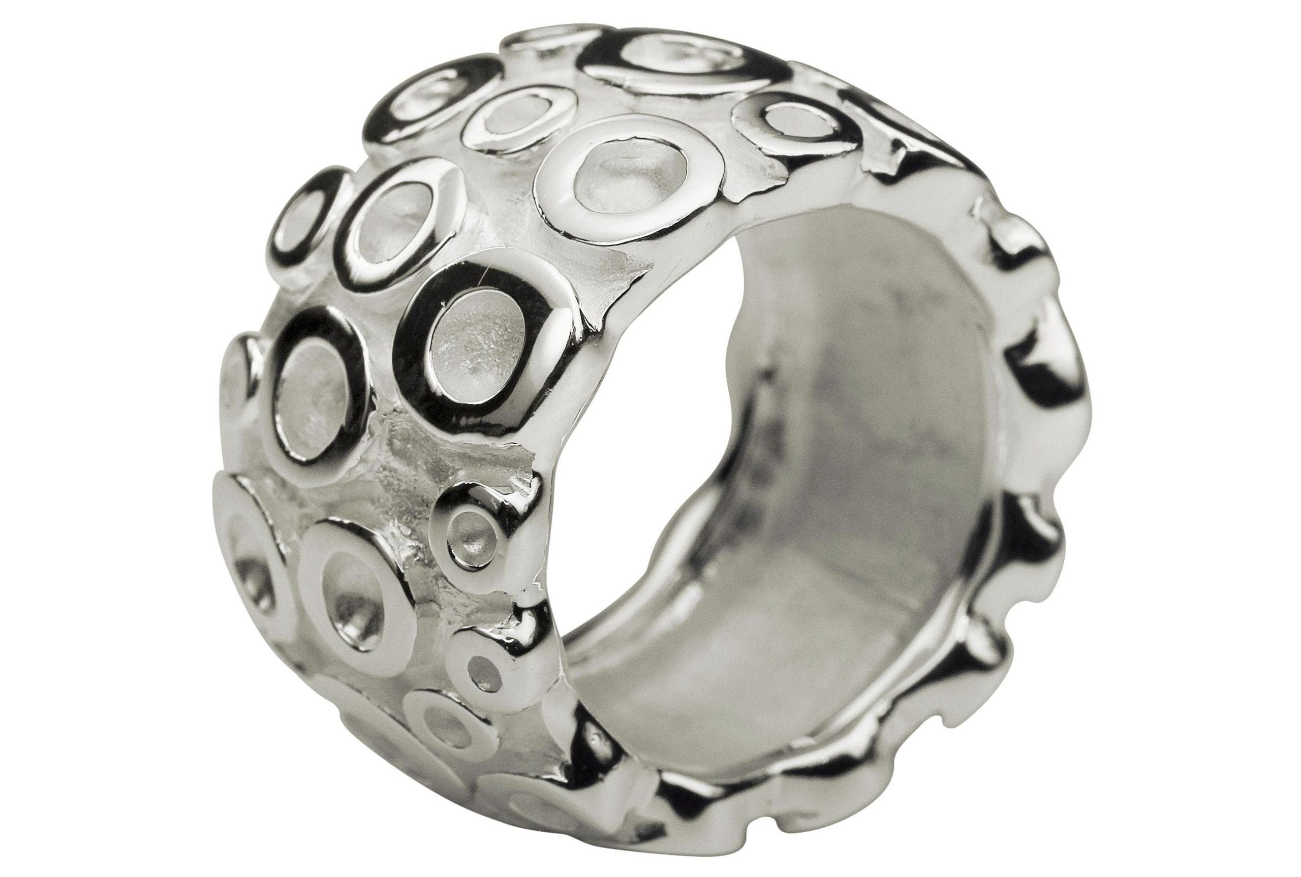 Ein massiver Bandring aus Silber für Damen mit elegant gearbeiteter Kreisstruktur.