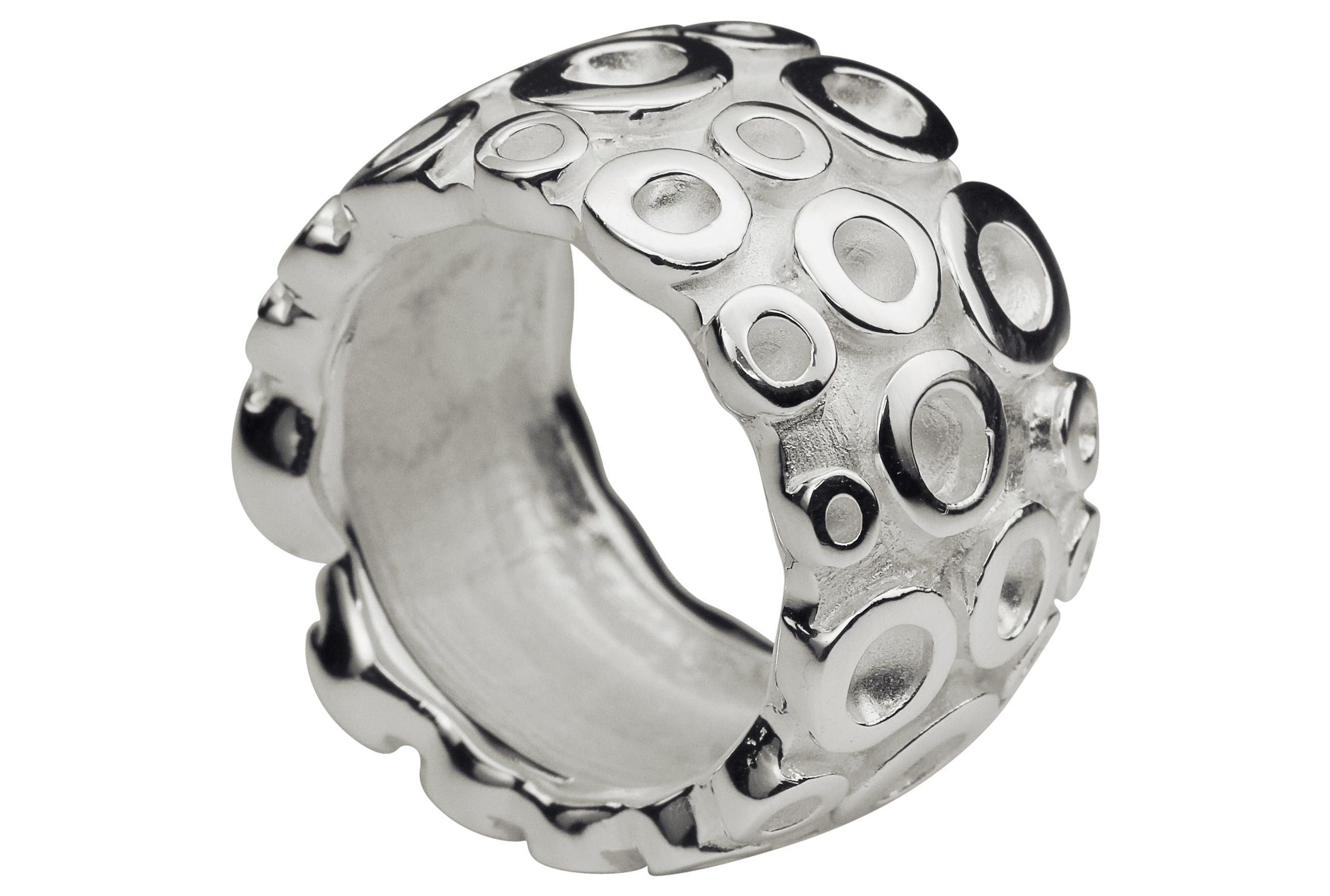 Ein massiver Bandring aus Silber für Damen mit elegant gearbeiteter Kreisstruktur.