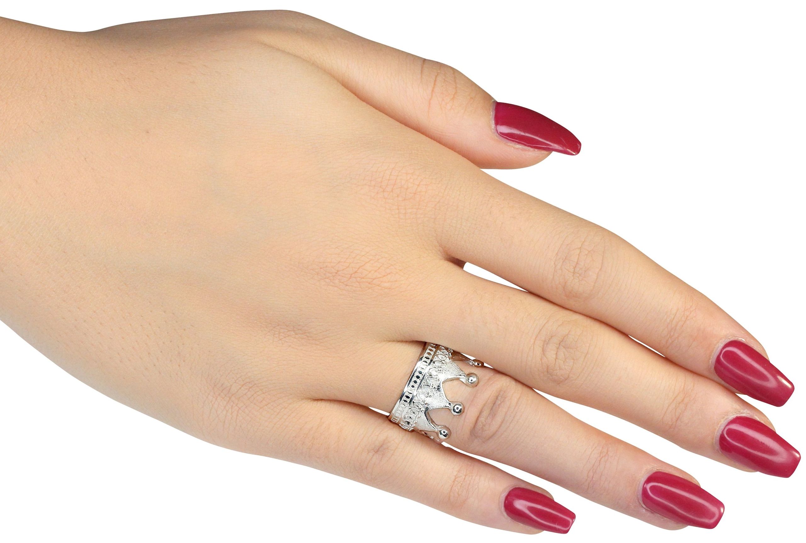 Ein Ring aus Silber für Damen im Kronendesign mit acht Zacken und ein rund umlaufenden Ornamentlötung getragen an einer Damenhand.