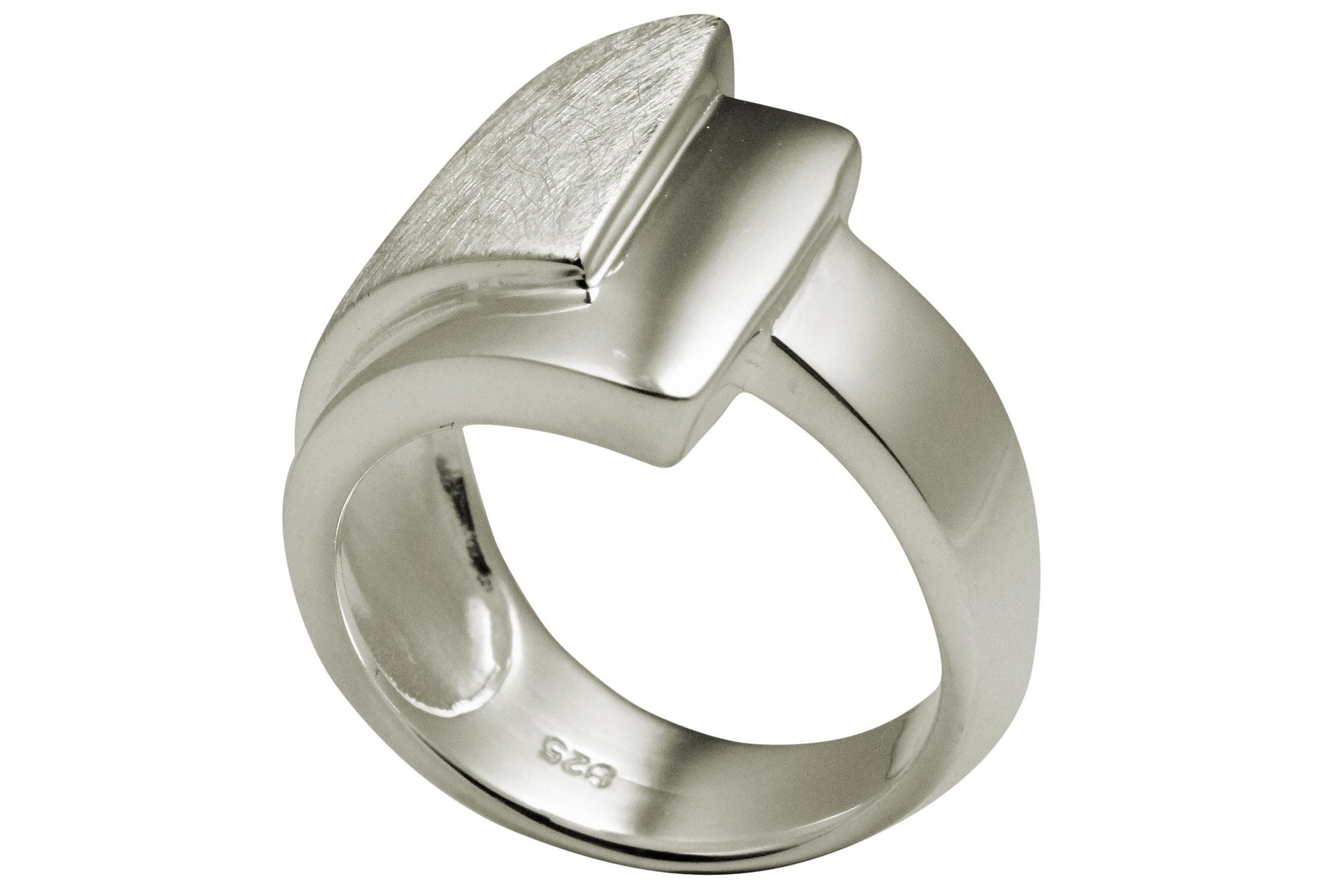 Ein Damenring in großen Größen im Design des doppelten Bandrings aus Silber für Damen.