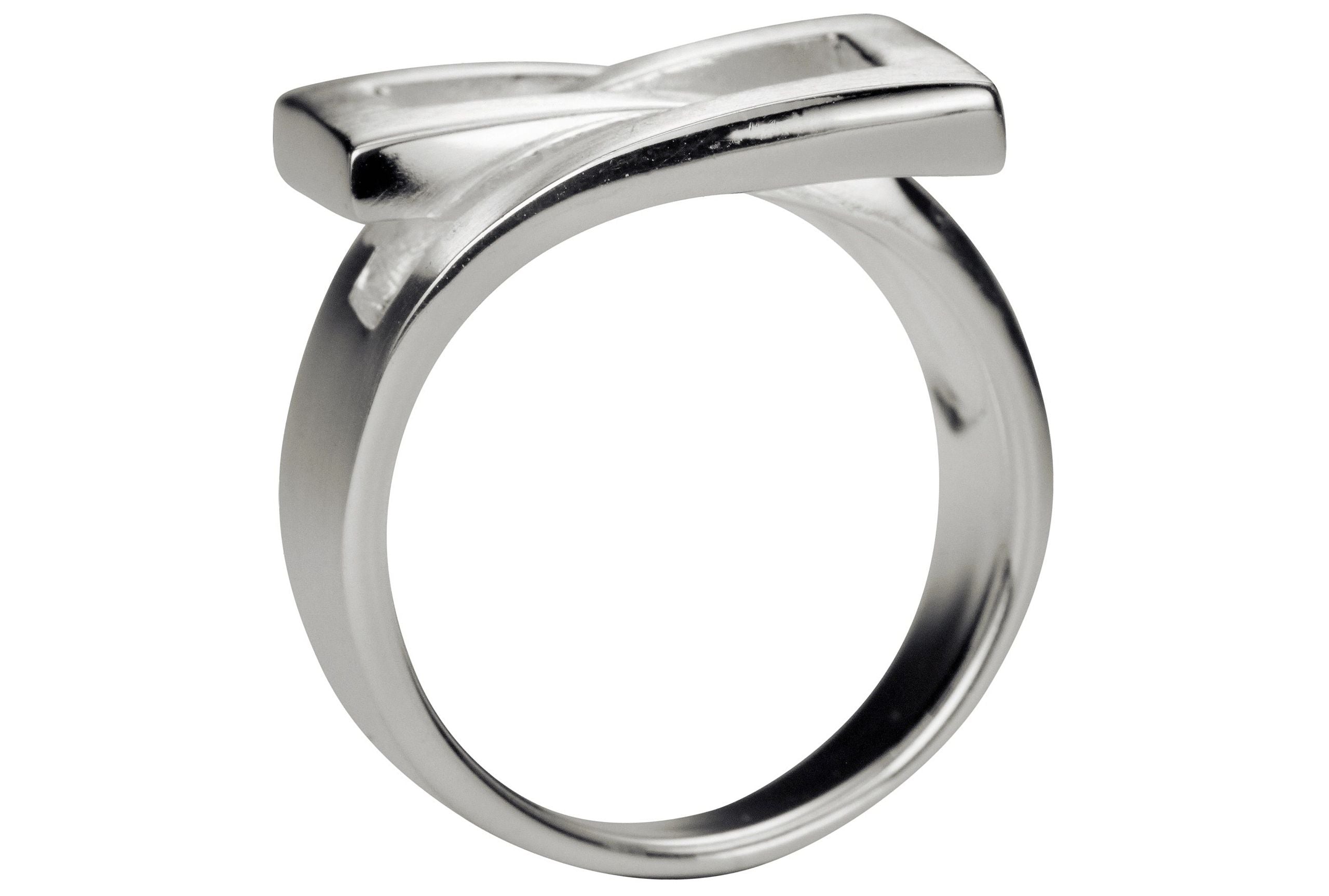 Ein Ring aus Silber für Damen, bestehend aus einer massiven Ringschiene und zwei ineinander greifenden Vierecken.